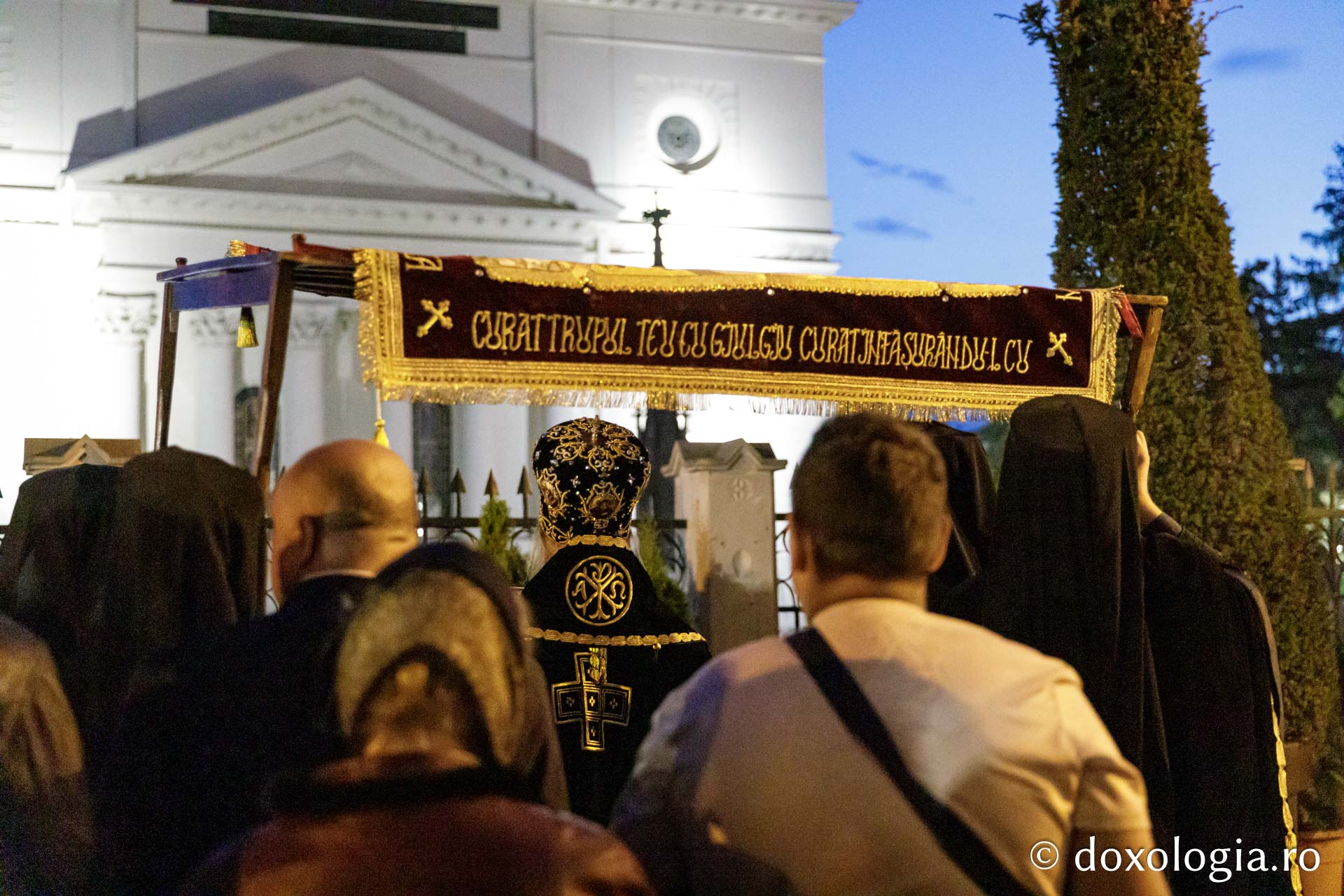 Sute de credincioși la Denia Prohodului Domnului, la Catedrala Mitropolitană din Iași