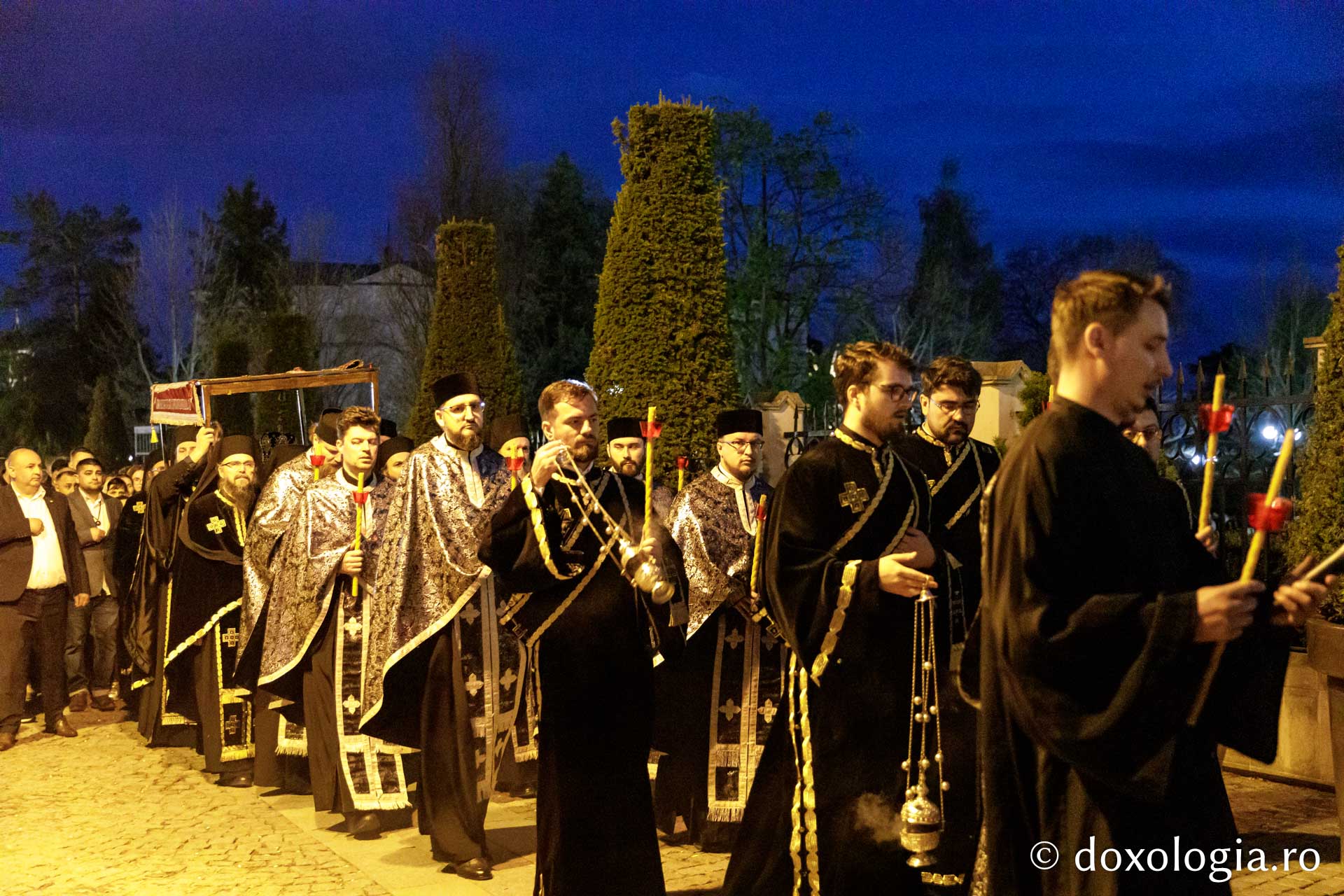 Sute de credincioși la Denia Prohodului Domnului, la Catedrala Mitropolitană din Iași