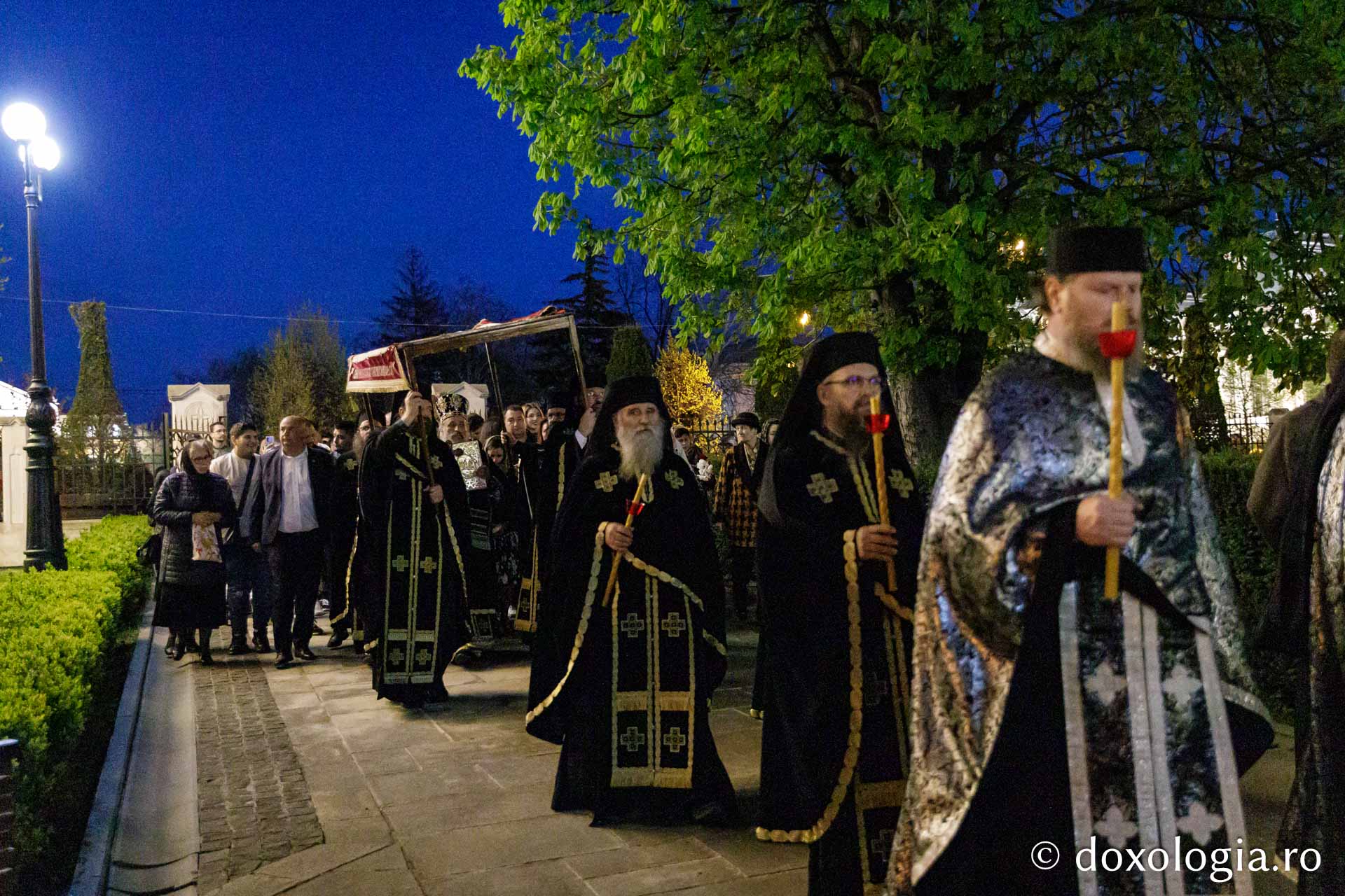 Sute de credincioși la Denia Prohodului Domnului, la Catedrala Mitropolitană din Iași