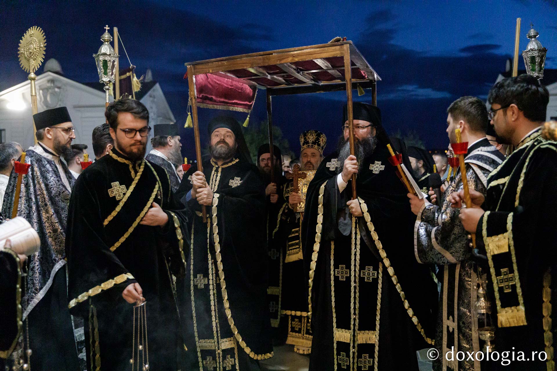 Sute de credincioși la Denia Prohodului Domnului, la Catedrala Mitropolitană din Iași
