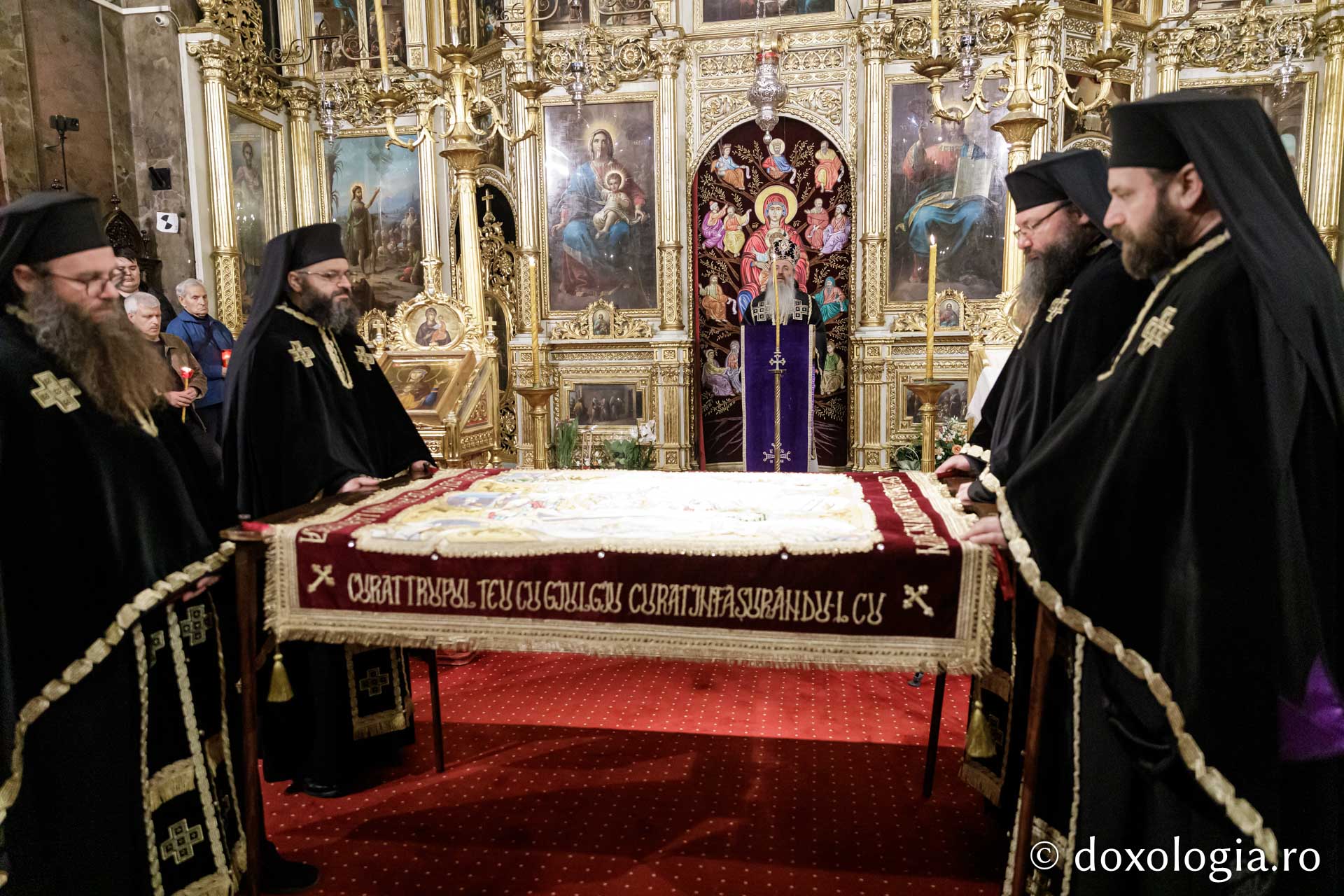 Sute de credincioși la Denia Prohodului Domnului, la Catedrala Mitropolitană din Iași