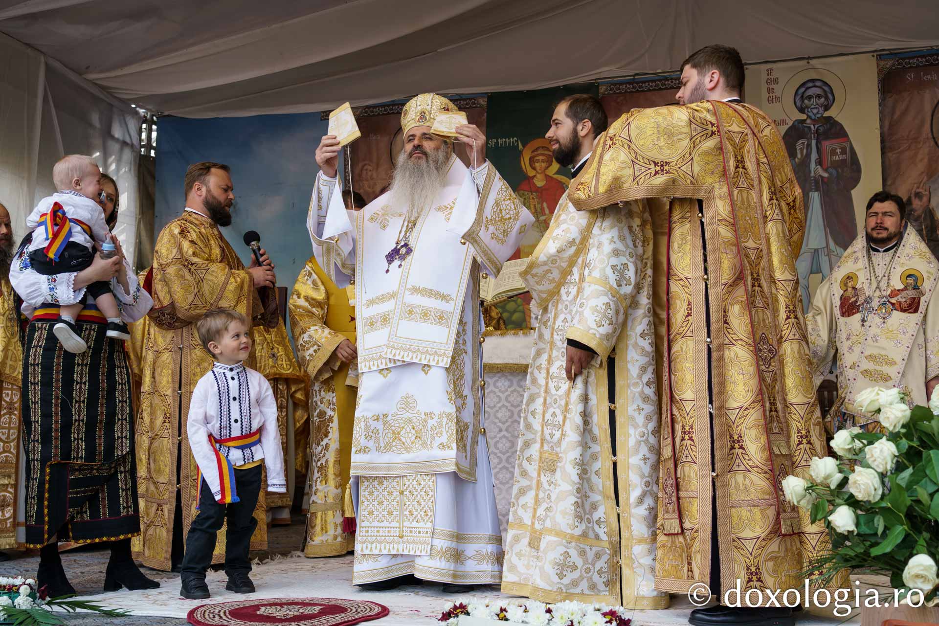 Credincioșii din Botoșani, în rugăciune de sărbătoarea Sfântului Mare Mucenic Gheorghe