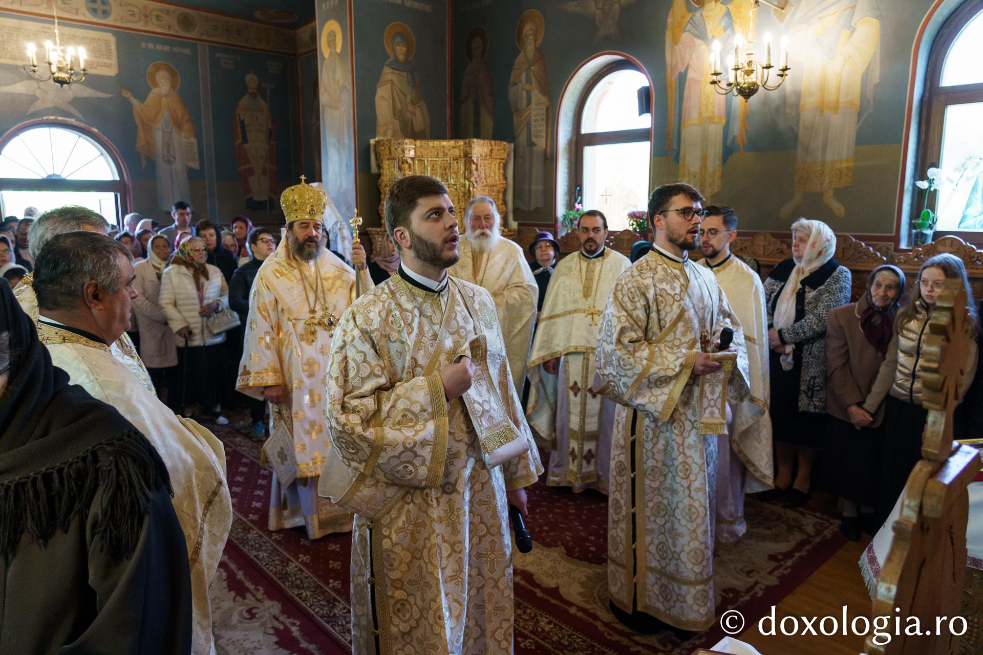 Slujbă de sfințire la Parohia „Nașterea Maicii Domnului” - Curături, Protopopiatul Iași III / Foto: Mihail Vrăjitoru Slujbă de sfințire la Parohia „Nașterea Maicii Domnului” - Curături, Protopopiatul Iași III