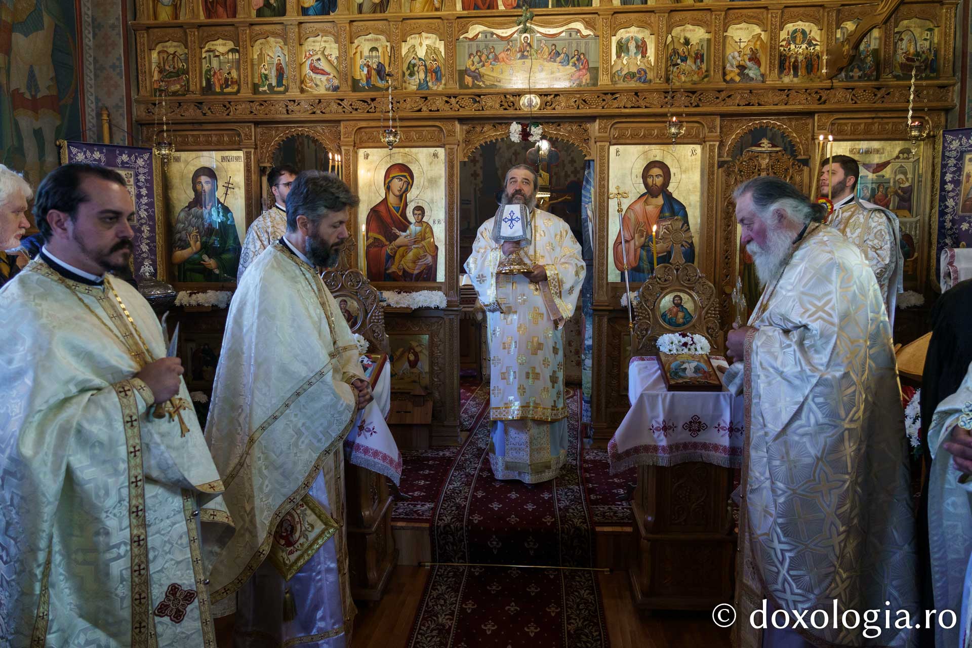 Slujbă de sfințire la Parohia „Nașterea Maicii Domnului” - Curături, Protopopiatul Iași III / Foto: Mihail Vrăjitoru Slujbă de sfințire la Parohia „Nașterea Maicii Domnului” - Curături, Protopopiatul Iași III