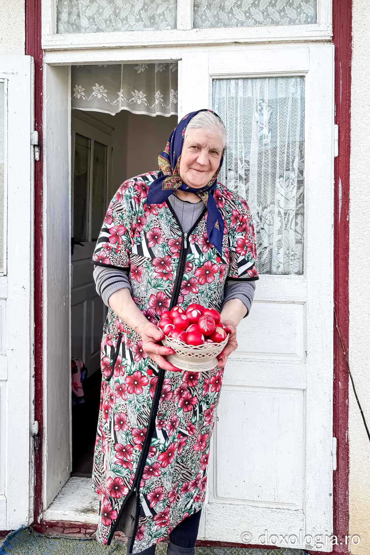 Cu oameni ca bunica Elena, tradițiile nu mor niciodată: cum am făcut ouă roșii, alături de ea, după o tradiție străveche