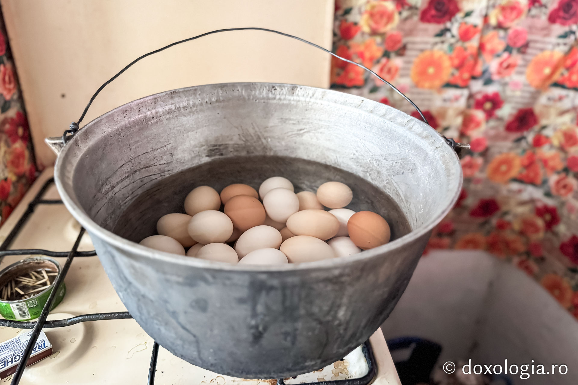 Cu oameni ca bunica Elena, tradițiile nu mor niciodată: cum am făcut ouă roșii, alături de ea, după o tradiție străveche