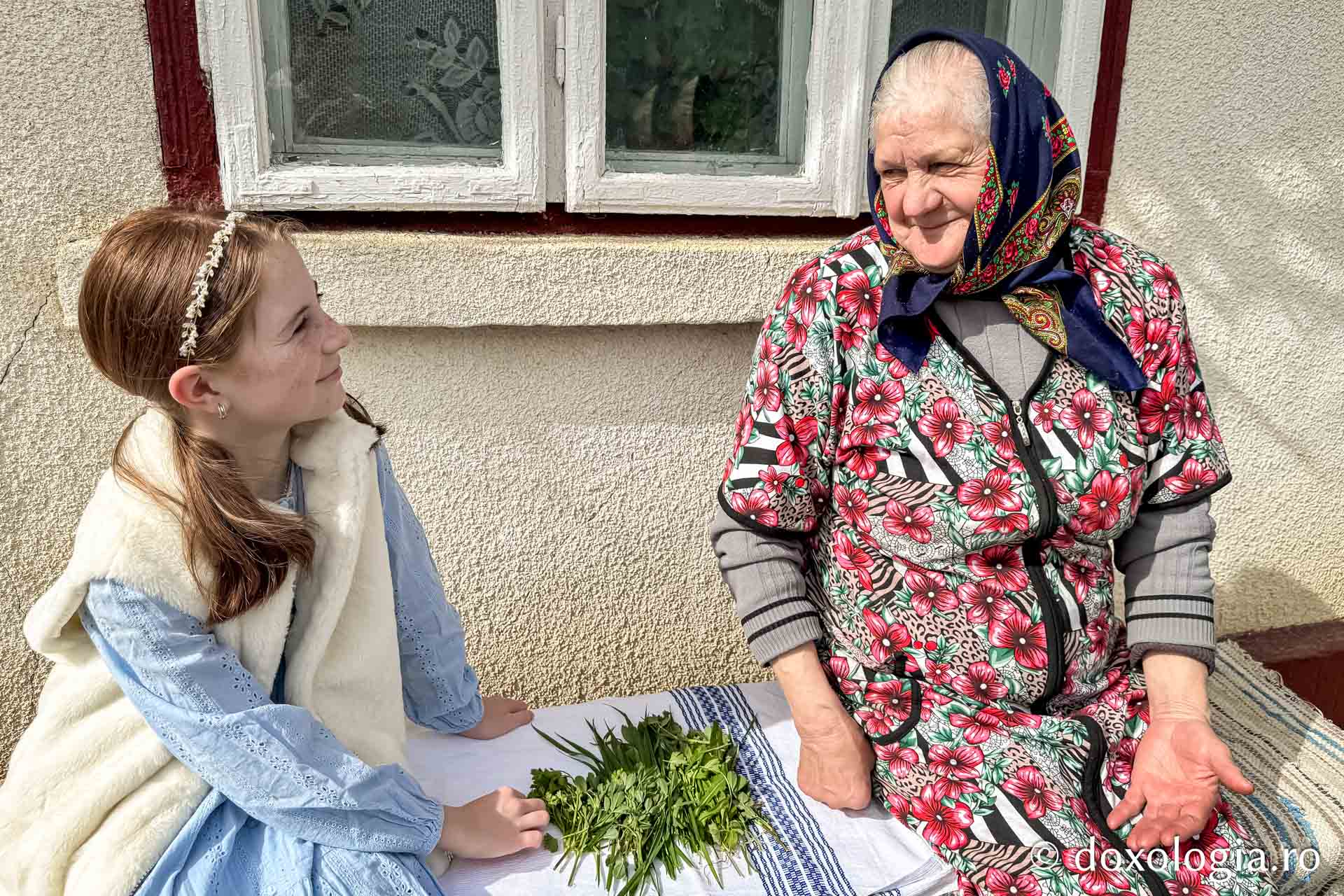 Cu oameni ca bunica Elena, tradițiile nu mor niciodată: cum am făcut ouă roșii, alături de ea, după o tradiție străveche