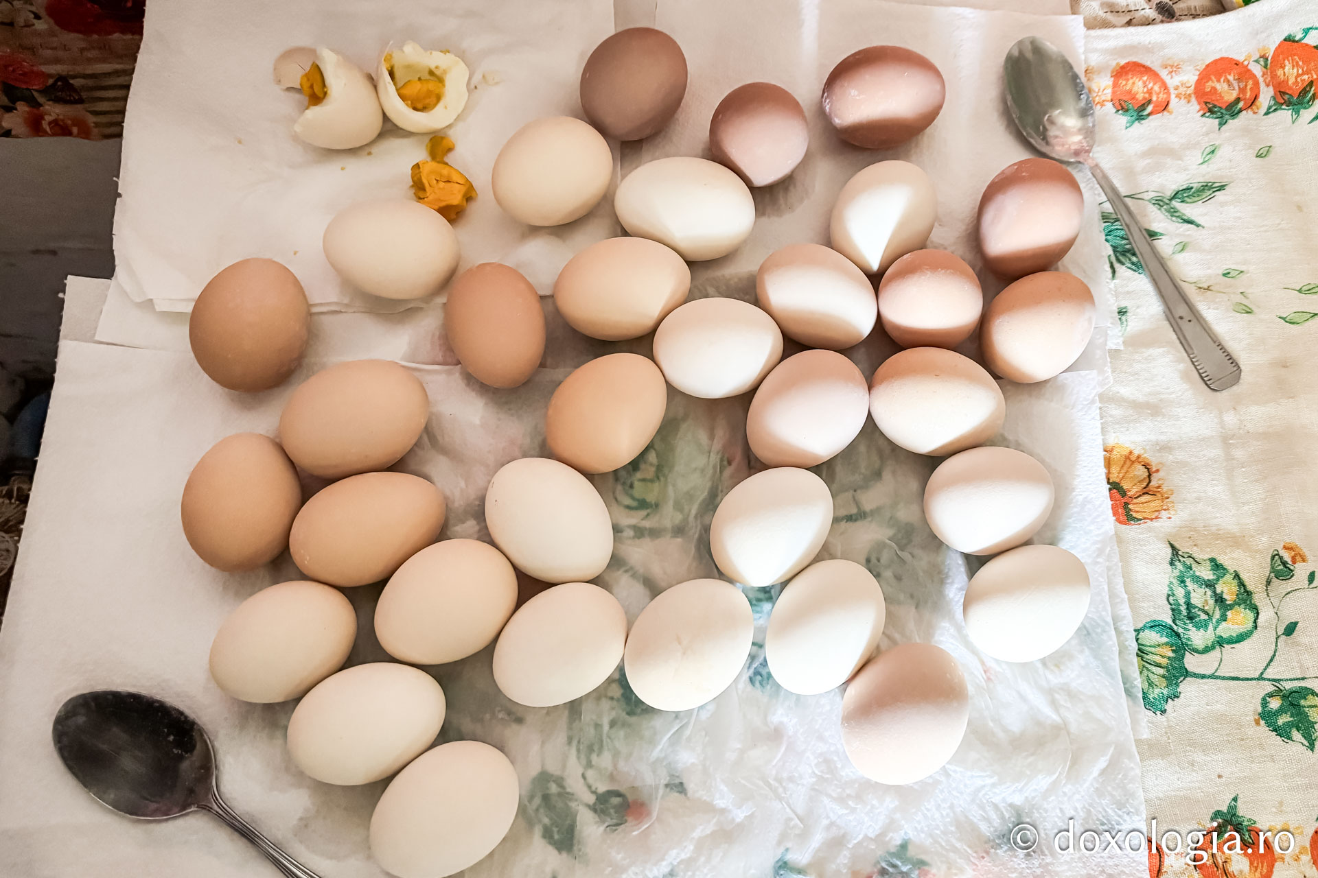 Cu oameni ca bunica Elena, tradițiile nu mor niciodată: cum am făcut ouă roșii, alături de ea, după o tradiție străveche