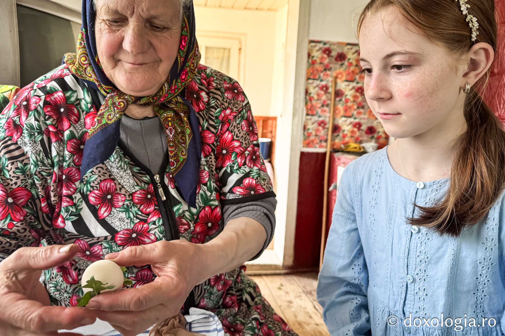 Cu oameni ca bunica Elena, tradițiile nu mor niciodată: cum am făcut ouă roșii, alături de ea, după o tradiție străveche