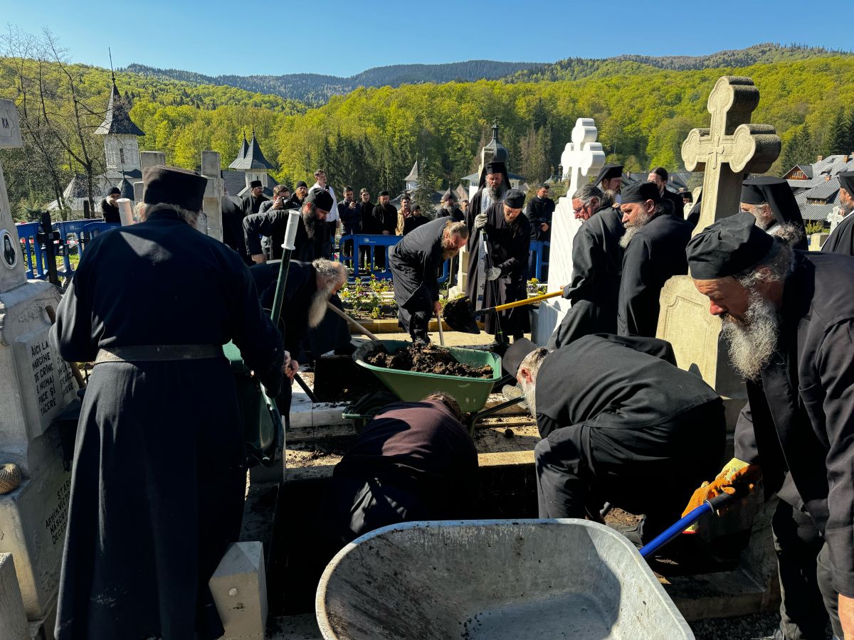 Au fost deshumate moaştele Sfinților Cuvioși Cleopa și Paisie de la Sihăstria / Foto: Adrian Sârbu deshumare Sfintii Cleopa si Paisie