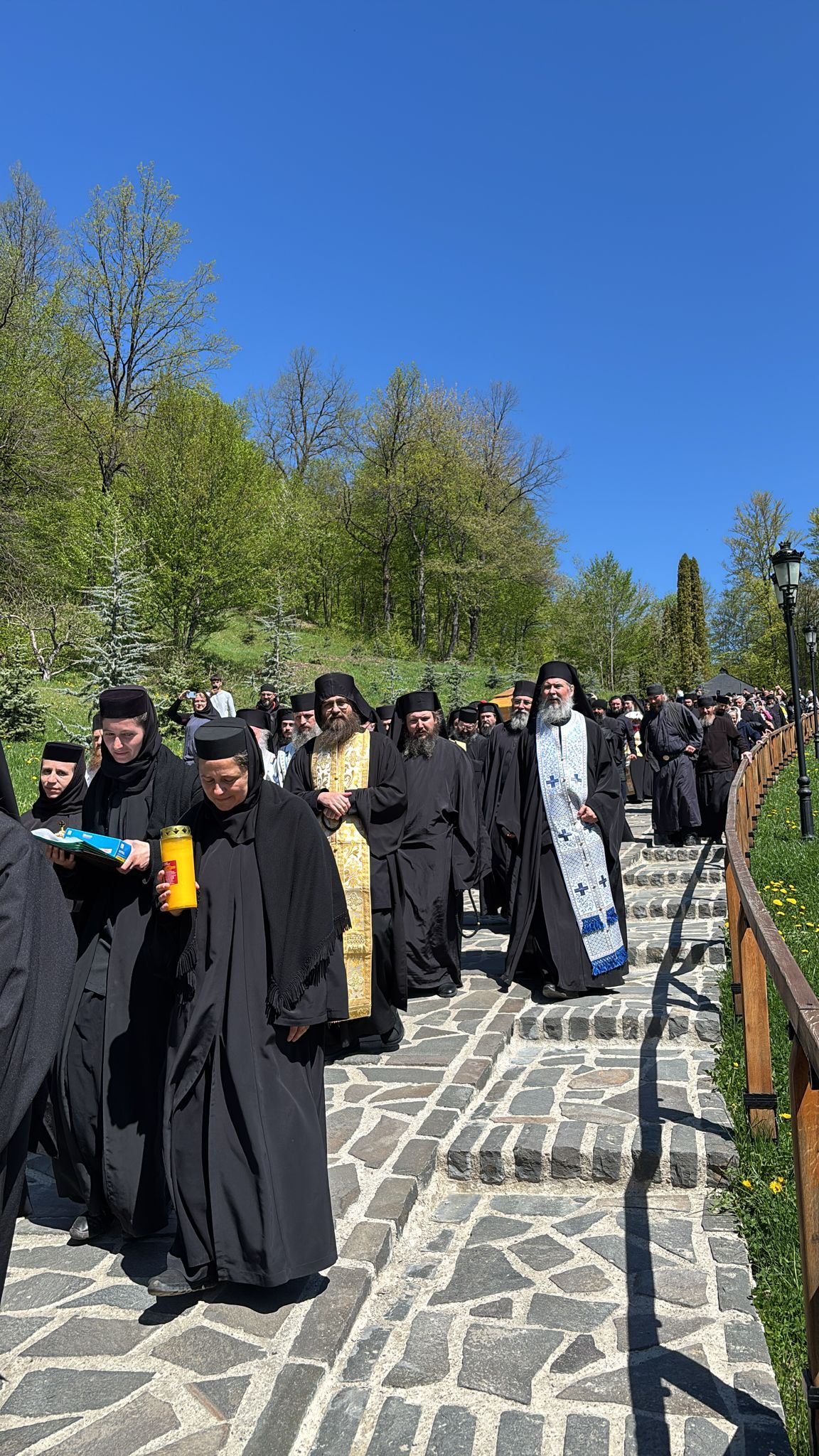 Au fost deshumate moaştele Sfinților Cuvioși Cleopa și Paisie de la Sihăstria / Foto: Mihail Vrăjitoru deshumare Sfintii Cleopa si Paisie