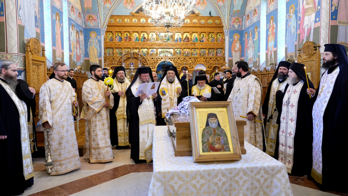 Deshumarea moaștelor Sfântului Serafim cel Răbdător de la Sâmbăta de Sus / Foto: mitropolia-ardealului.ro Deshumarea moaștelor Sfântului Serafim cel Răbdător de la Sâmbăta de Sus – un moment de bucurie duhovnicească
