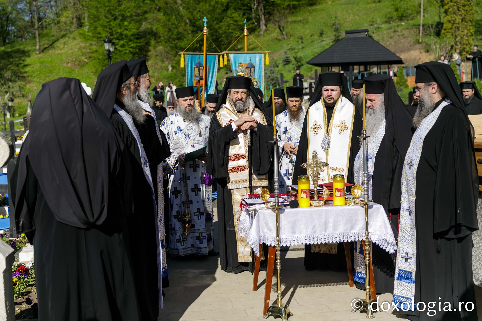 Au fost deshumate moaştele Sfinților Cuvioși Cleopa și Paisie de la Sihăstria / Foto: pr. Silviu Cluci Au fost deshumate moaştele Sfinților Cuvioși Cleopa și Paisie