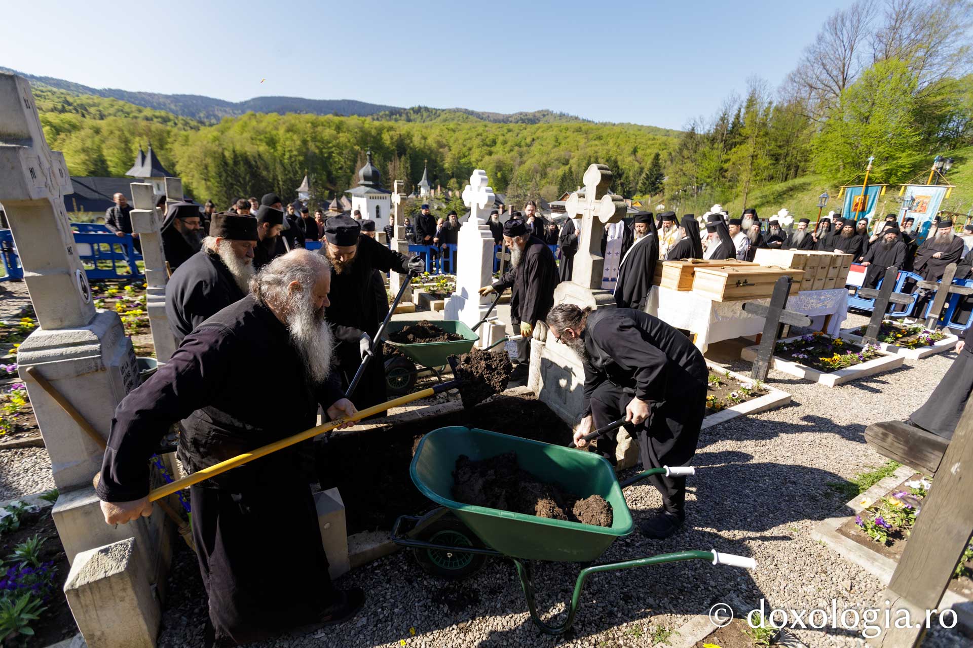 Au fost deshumate moaştele Sfinților Cuvioși Cleopa și Paisie de la Sihăstria / Foto: pr. Silviu Cluci Au fost deshumate moaştele Sfinților Cuvioși Cleopa și Paisie