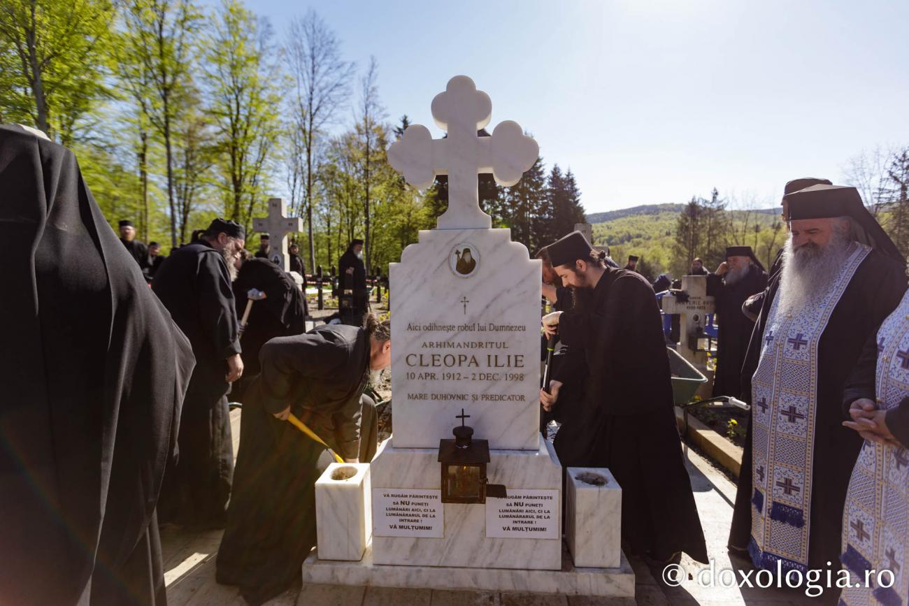 Moaștele Sfinților Paisie și Cleopa de la Sihăstria