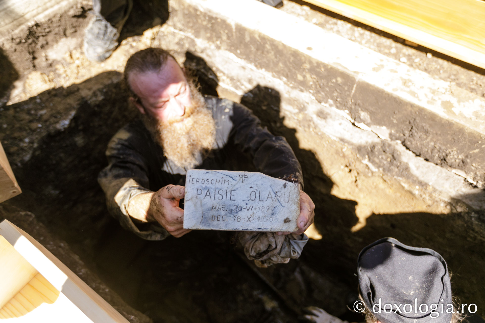 Au fost deshumate moaştele Sfinților Cuvioși Cleopa și Paisie de la Sihăstria / Foto: pr. Silviu Cluci Au fost deshumate moaştele Sfinților Cuvioși Cleopa și Paisie