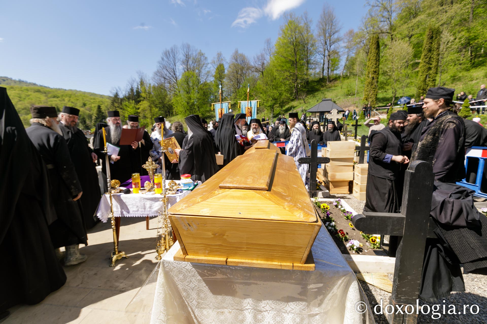 Au fost deshumate moaştele Sfinților Cuvioși Cleopa și Paisie de la Sihăstria / Foto: pr. Silviu Cluci Au fost deshumate moaştele Sfinților Cuvioși Cleopa și Paisie