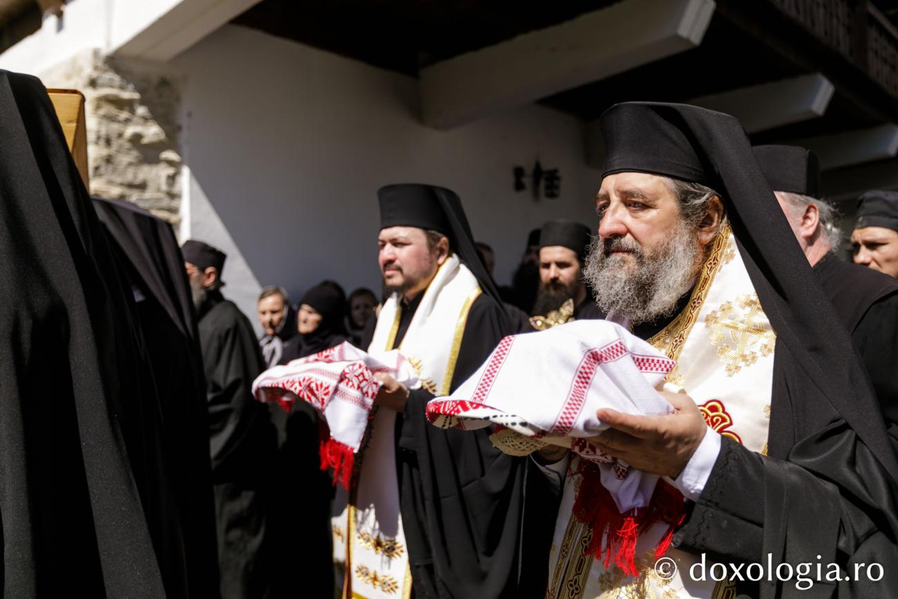 Moaștele Sfinților Paisie și Cleopa de la Sihăstria