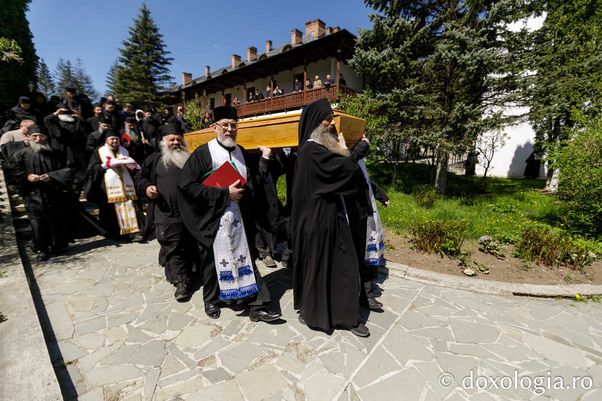 Au fost deshumate moaştele Sfinților Cuvioși Cleopa și Paisie de la Sihăstria / Foto: pr. Silviu Cluci Au fost deshumate moaştele Sfinților Cuvioși Cleopa și Paisie
