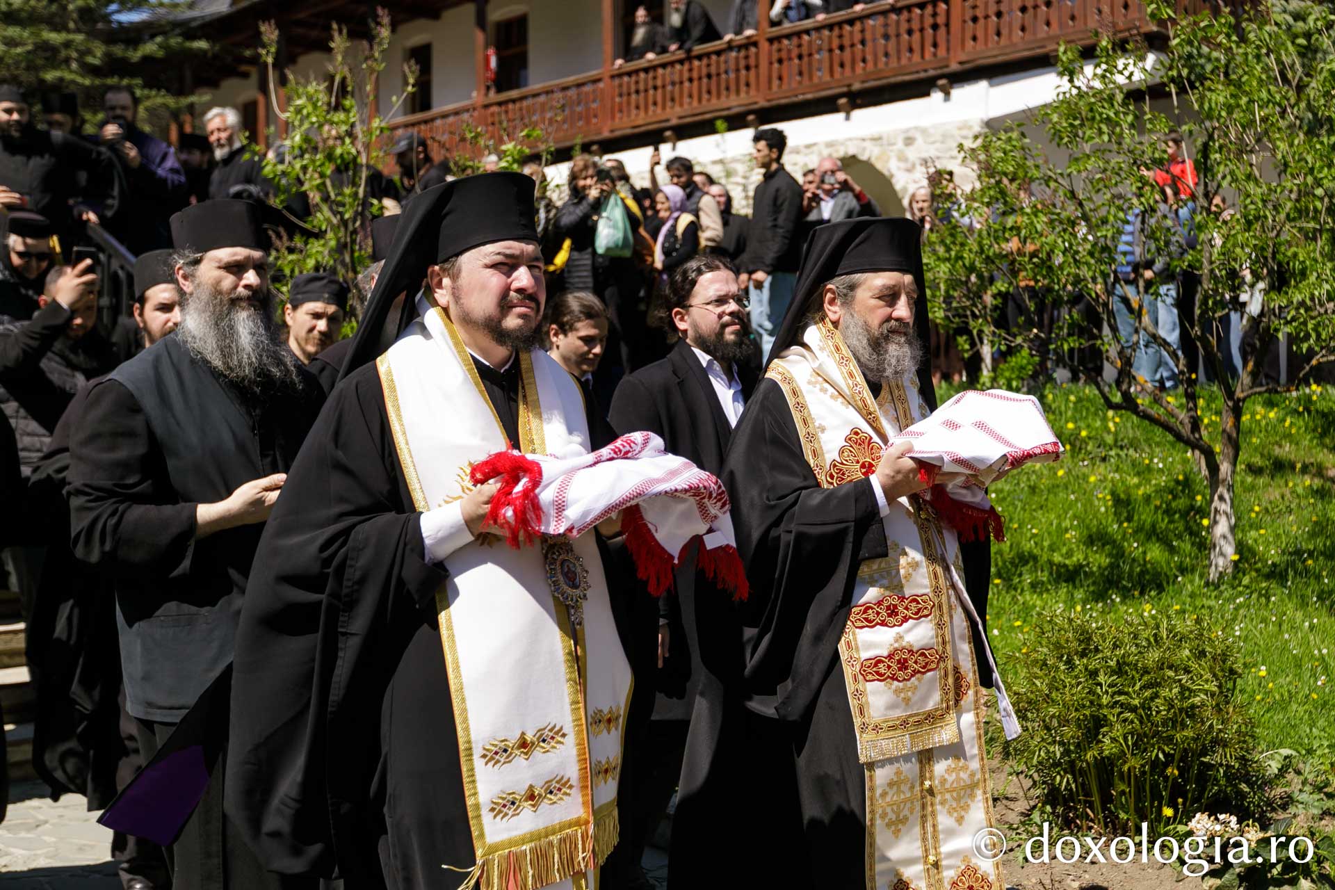 Au fost deshumate moaştele Sfinților Cuvioși Cleopa și Paisie de la Sihăstria / Foto: pr. Silviu Cluci Au fost deshumate moaştele Sfinților Cuvioși Cleopa și Paisie