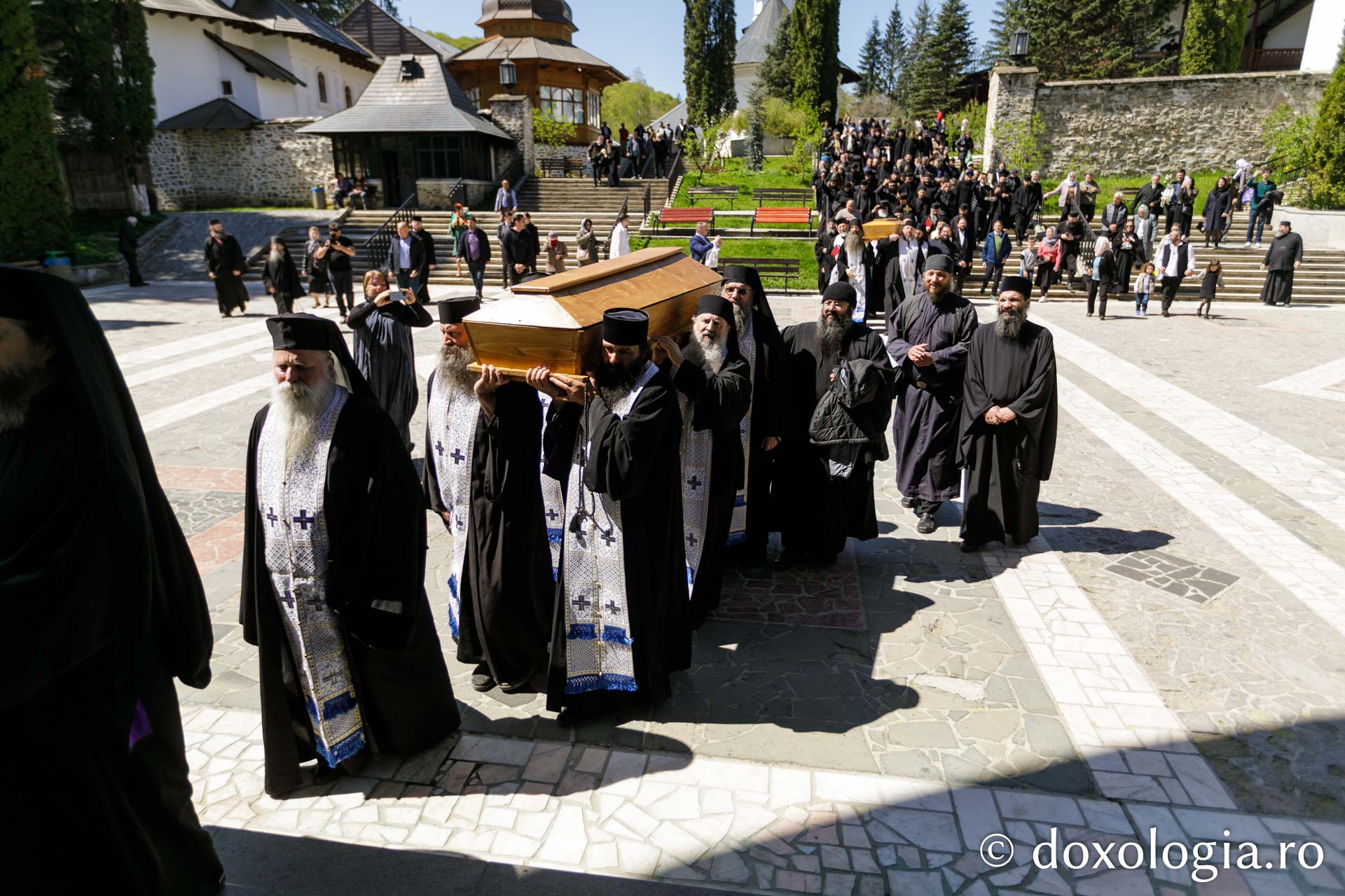 Au fost deshumate moaştele Sfinților Cuvioși Cleopa și Paisie de la Sihăstria / Foto: pr. Silviu Cluci Au fost deshumate moaştele Sfinților Cuvioși Cleopa și Paisie