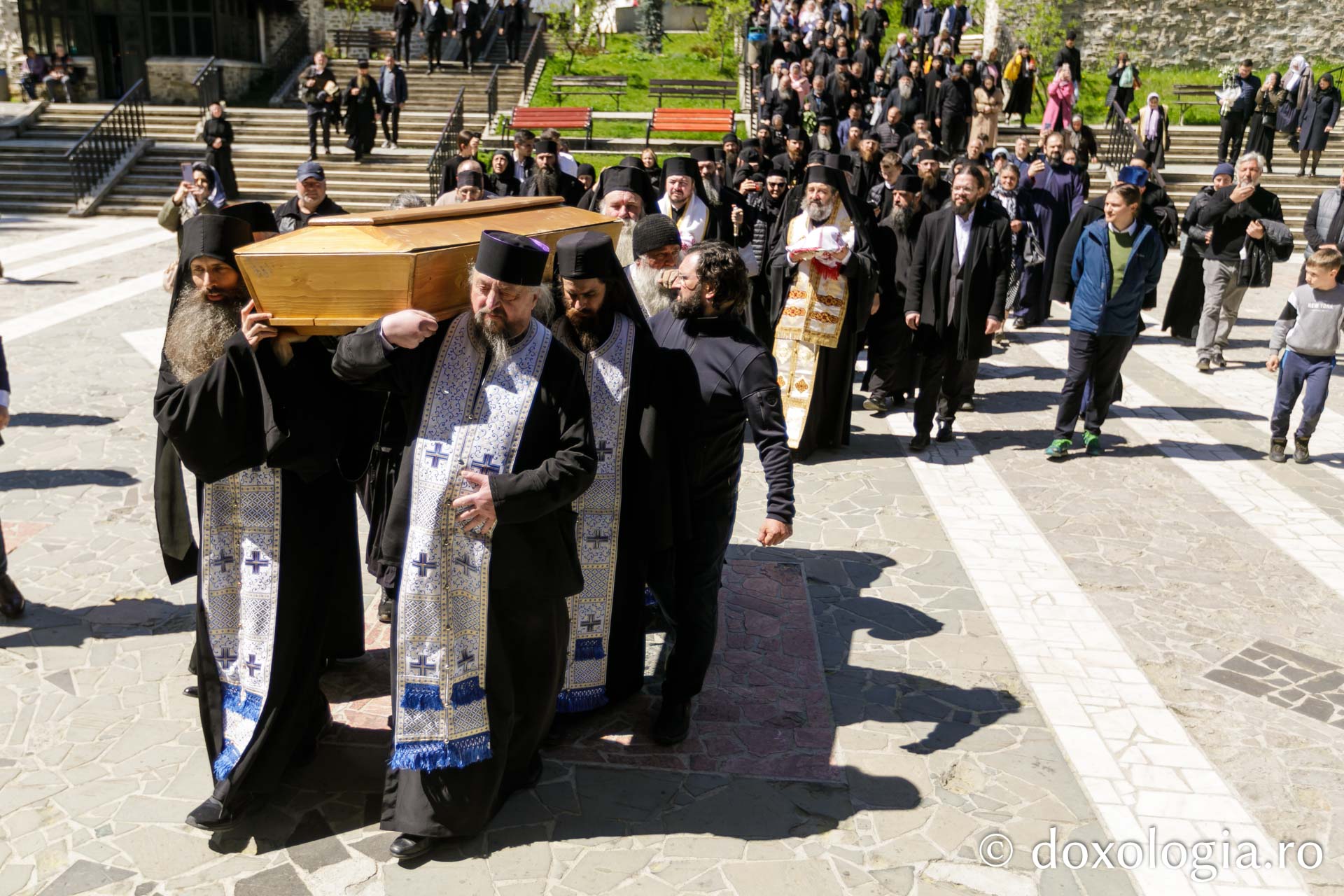 Moaștele Sfinților Paisie și Cleopa de la Sihăstria au fost deshumate / Foto: pr. Silviu Cluci Moaștele Sfinților Paisie și Cleopa de la Sihăstria
