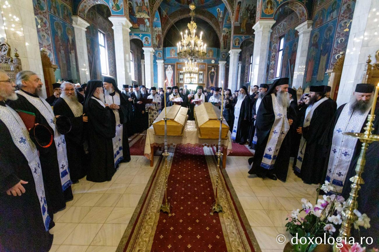 Moaștele Sfinților Paisie și Cleopa de la Sihăstria