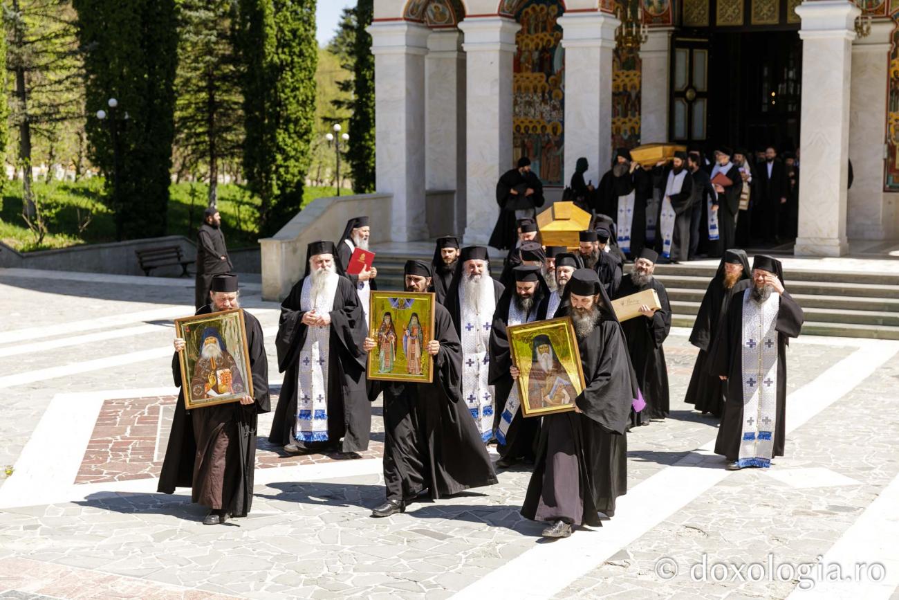 Moaștele Sfinților Paisie și Cleopa de la Sihăstria