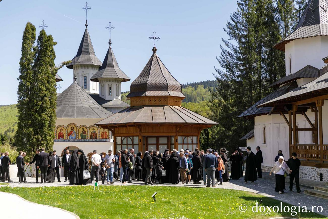 Moaștele Sfinților Paisie și Cleopa de la Sihăstria