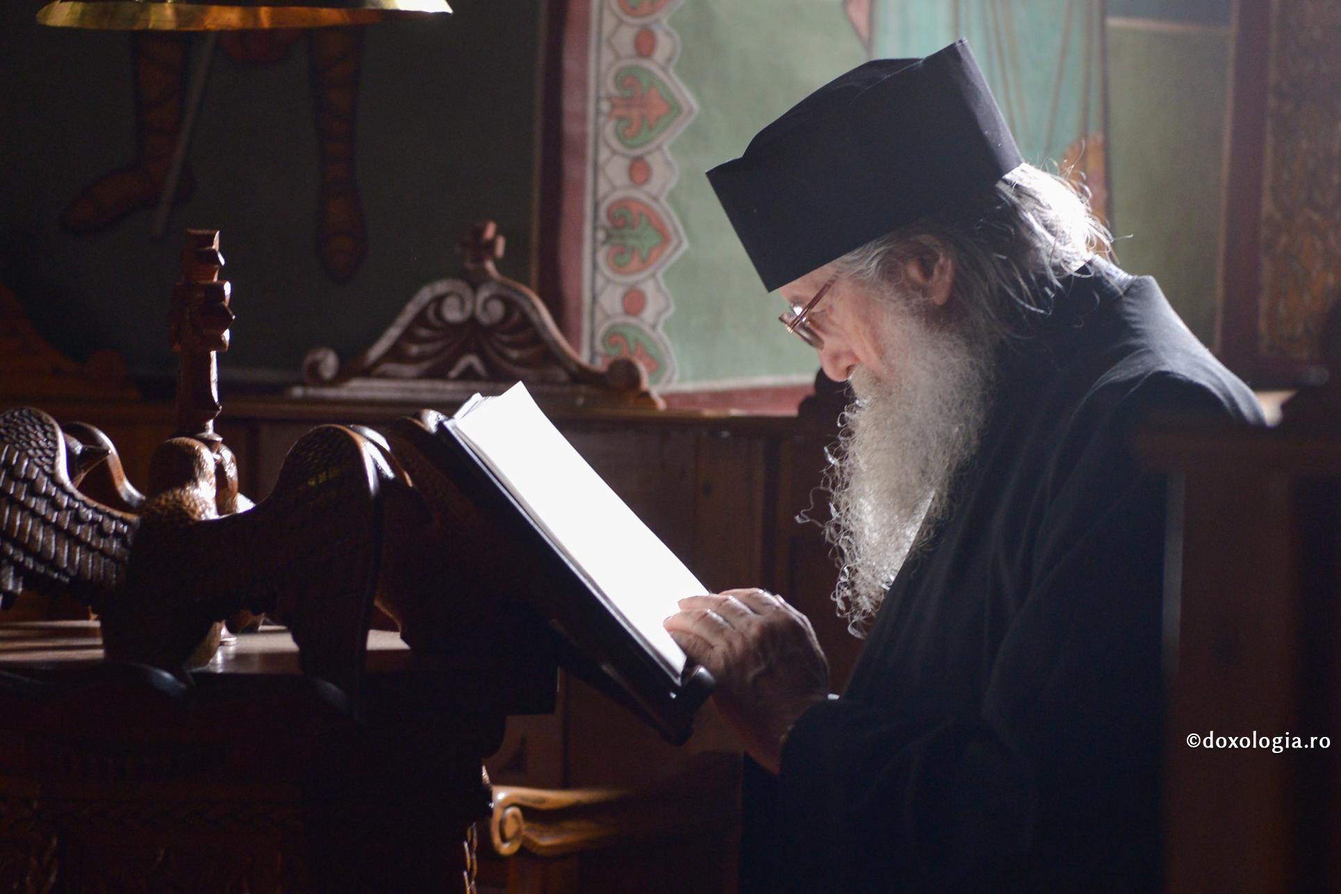 călugăr bătrân citind din carte