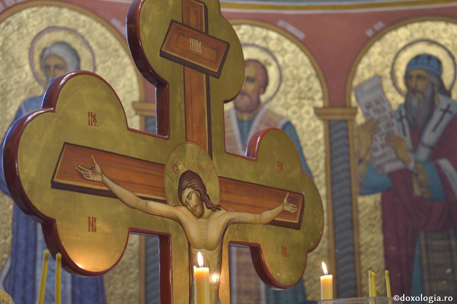 Iisus Hristos răstignit pe Cruce