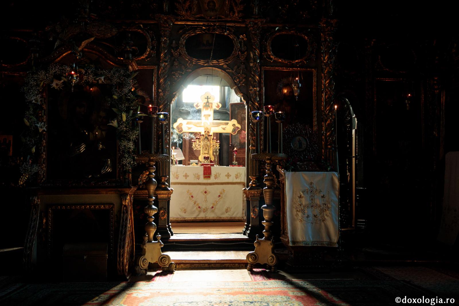 Iisus Hristos răstignit pe Cruce