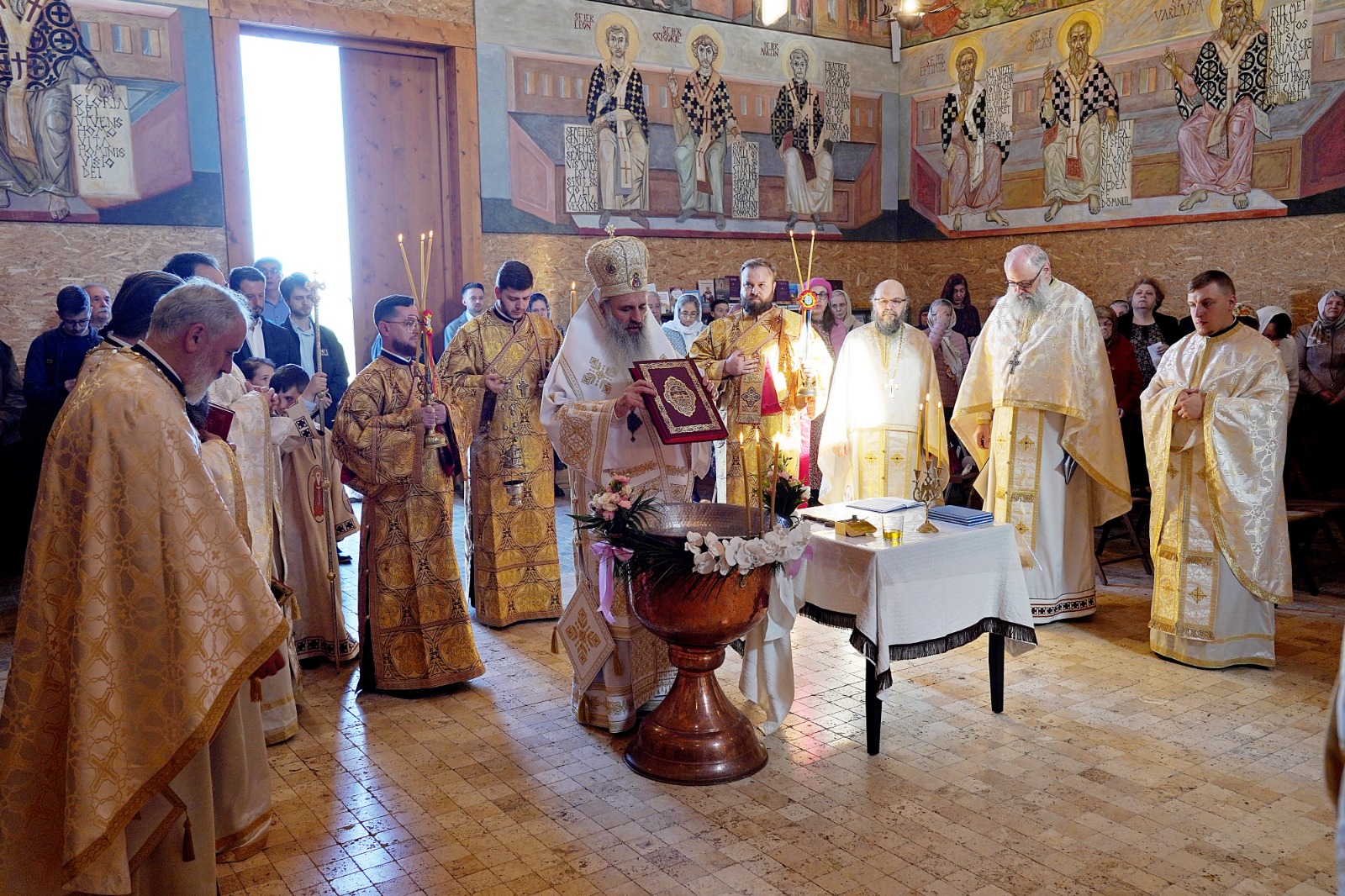 Liturghie baptismală și hirotonie de diacon, în a treia zi de Paște, la Parohia „Sfântul Maxim Mărturisitorul” Copou – Iași