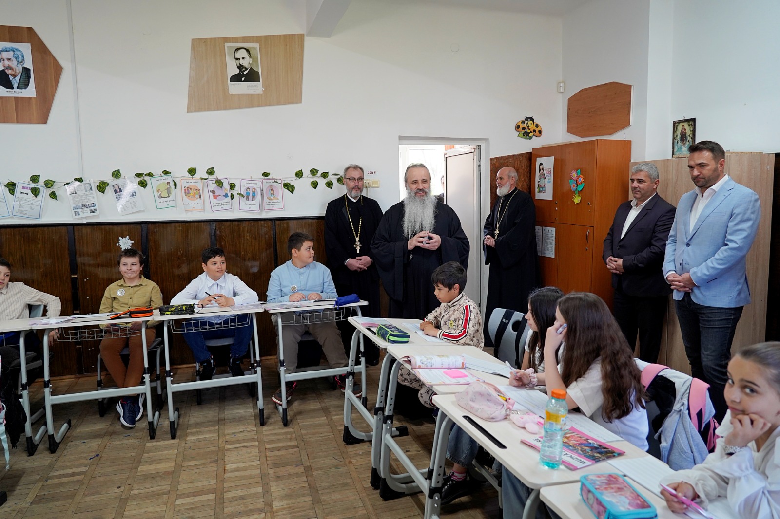 Foto: Flavius Popa Mitropolitul Moldovei și Bucovinei, în vizită la Liceul Teologic Ortodox din Piatra Neamț