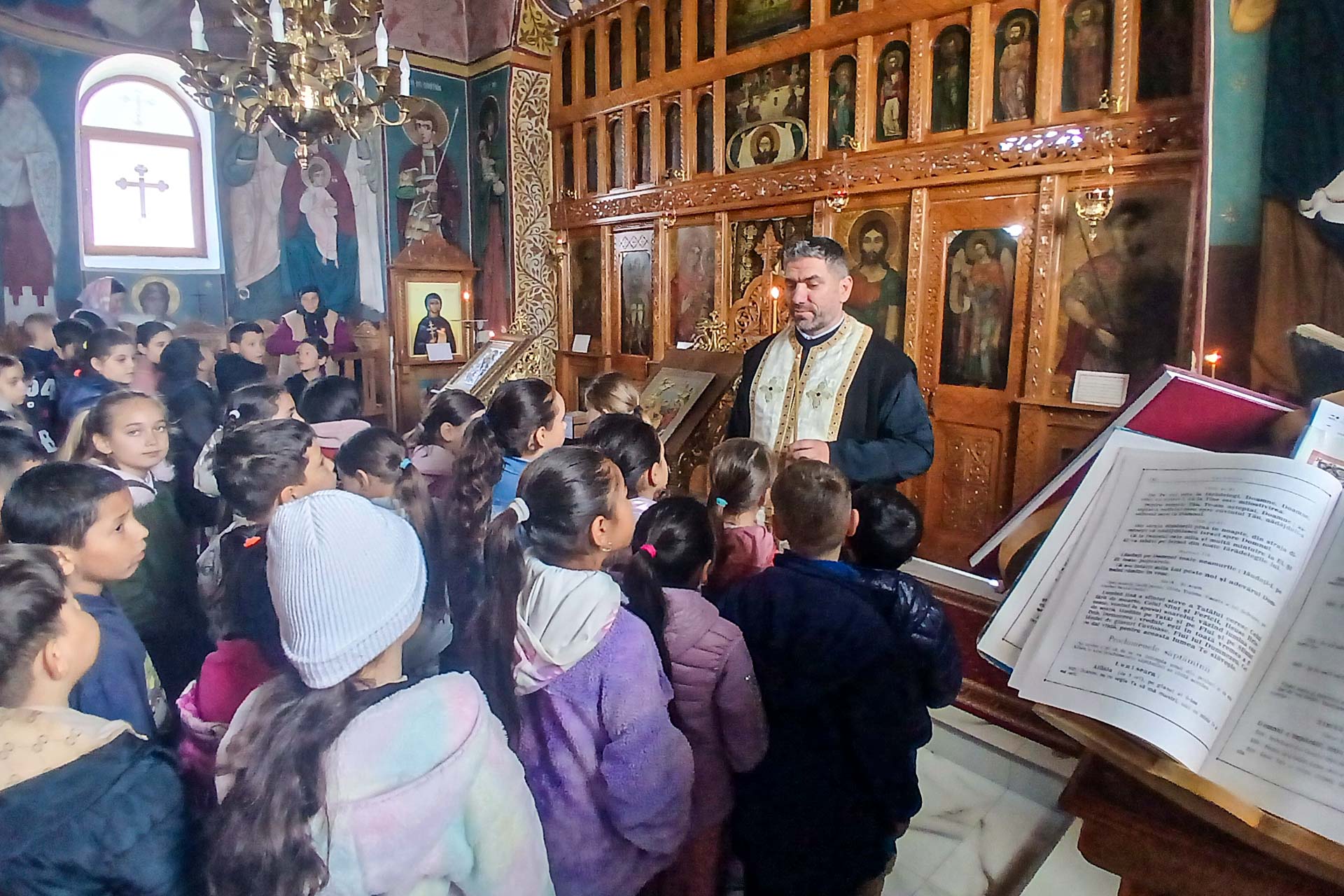 Lumina Sfintelor Paști adusă în sufletele copiilor prin proiectul „Hristos împărtășit copiilor” Lumina Sfintelor Paști adusă în sufletele copiilor prin proiectul „Hristos împărtășit copiilor”