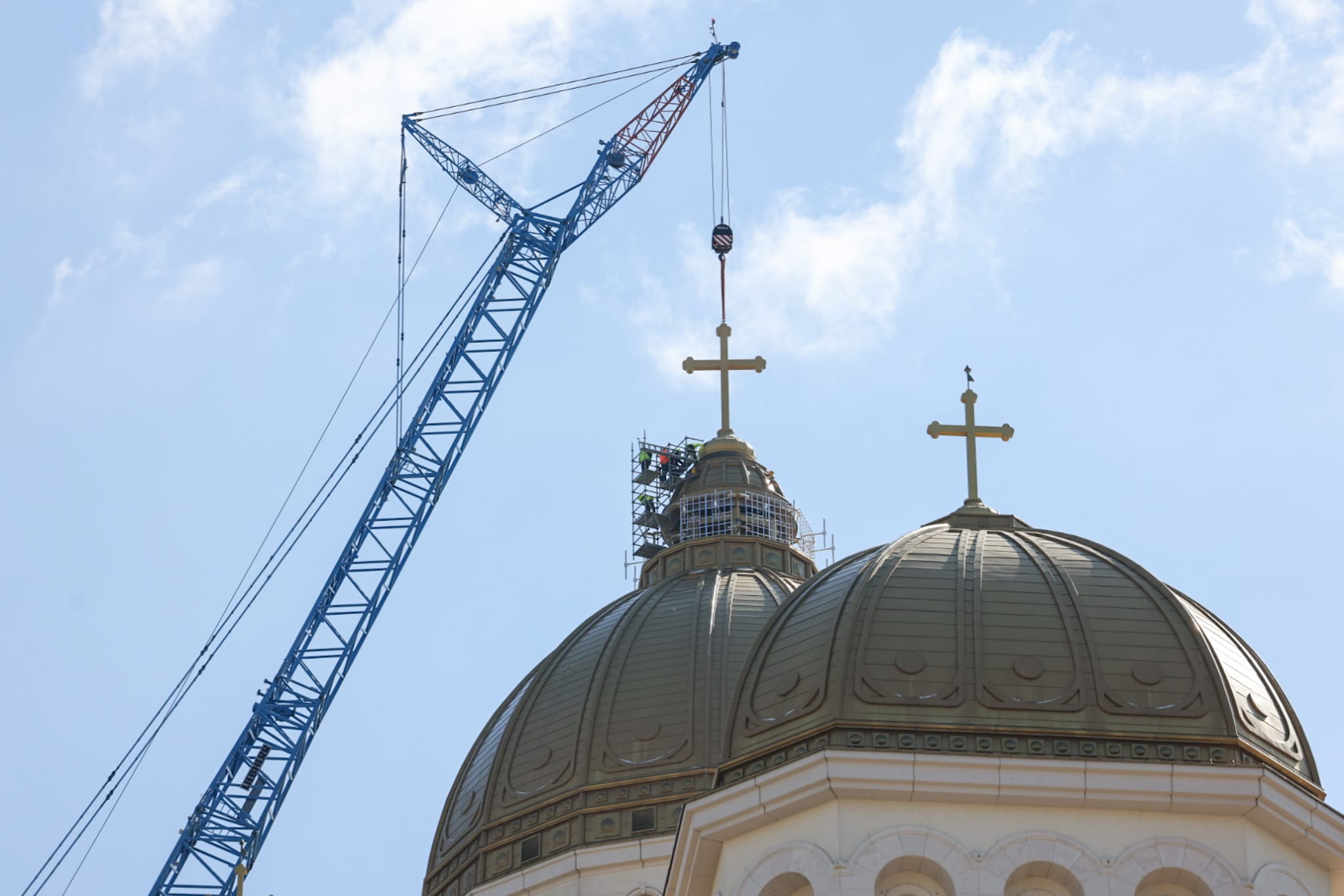 O cruce de 7 tone a fost așezată pe turla mare a Catedralei Naționale, la o înălțime de aproximativ 130 de metri, în cursul zilei de marți