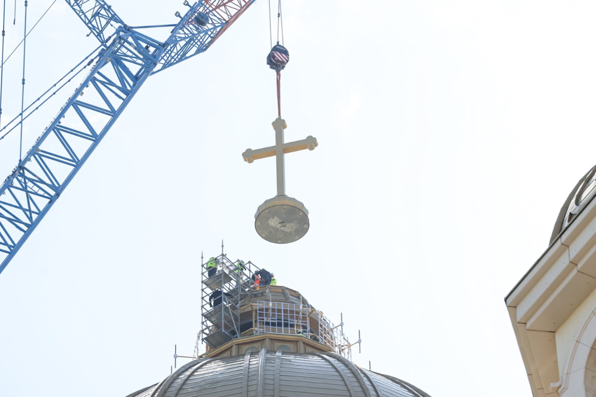 O cruce de 7 tone a fost așezată pe turla mare a Catedralei Naționale, la o înălțime de aproximativ 130 de metri, în cursul zilei de marți