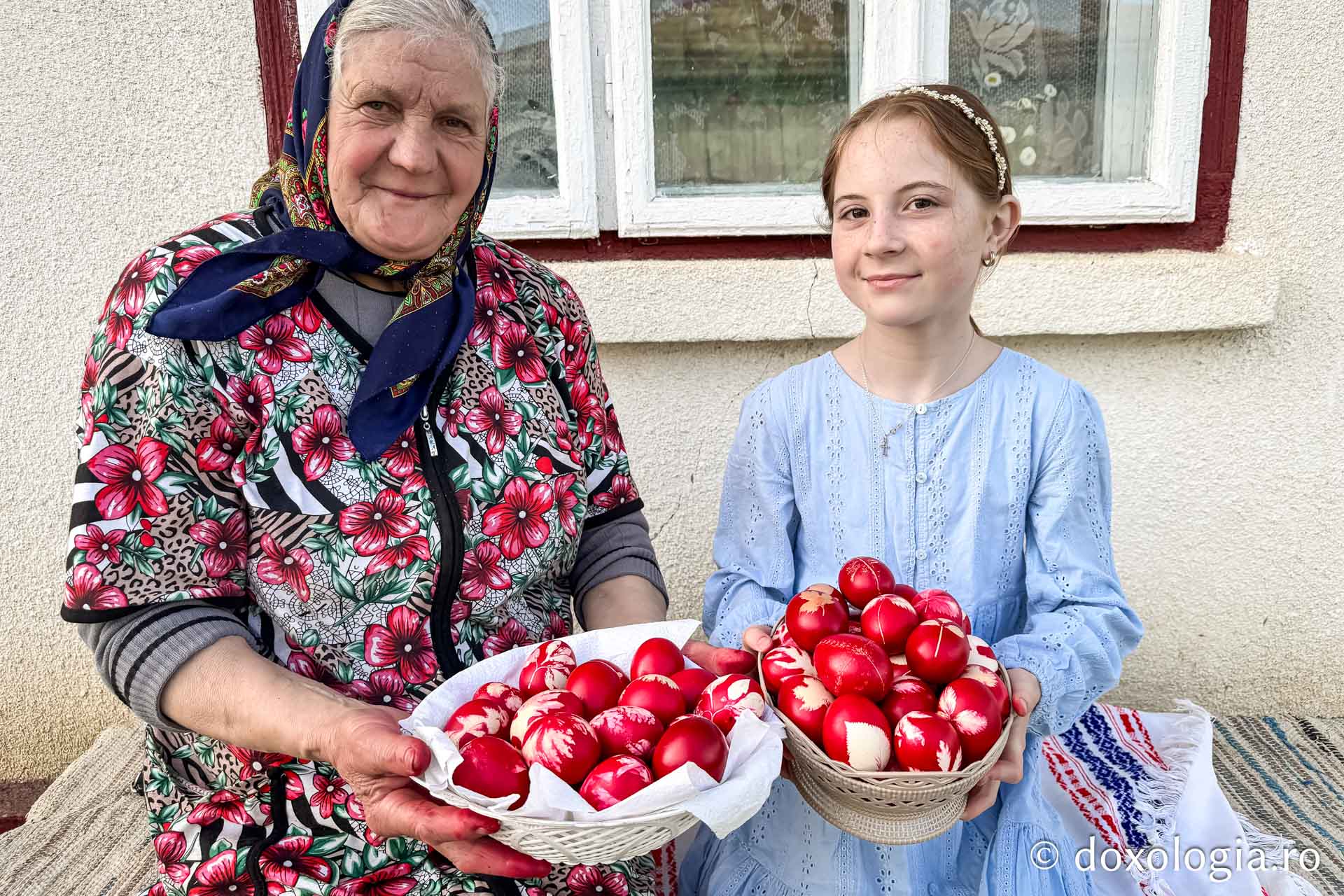 Cu oameni ca bunica Elena, tradițiile nu mor niciodată: cum am făcut ouă roșii, alături de ea, după o tradiție străveche