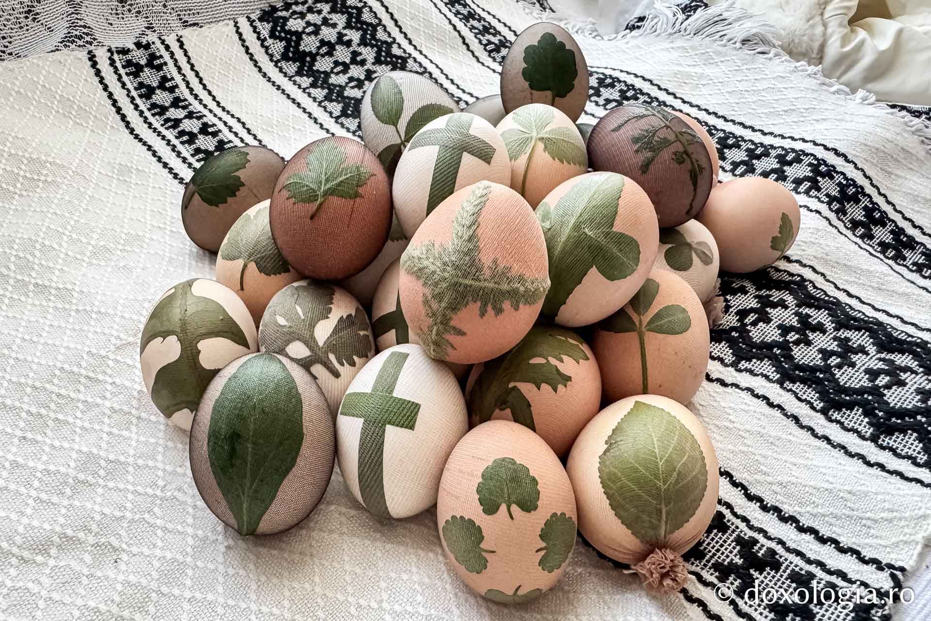 Cu oameni ca bunica Elena, tradițiile nu mor niciodată: cum am făcut ouă roșii, alături de ea, după o tradiție străveche