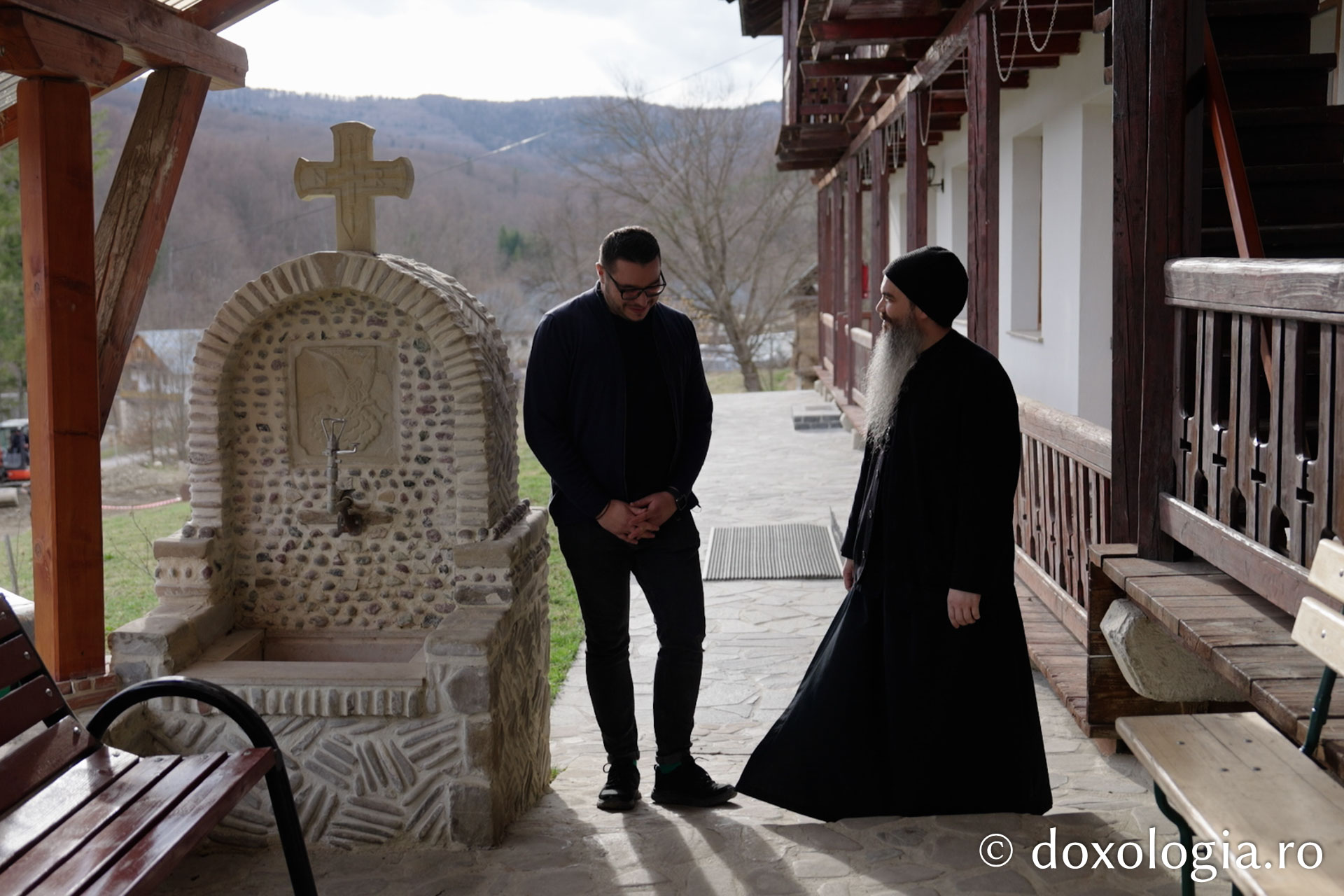 Corporatist în slujba pelerinilor: Părintele Melchisedec, arhondarul Sihăstriei și... contabilul liniștii