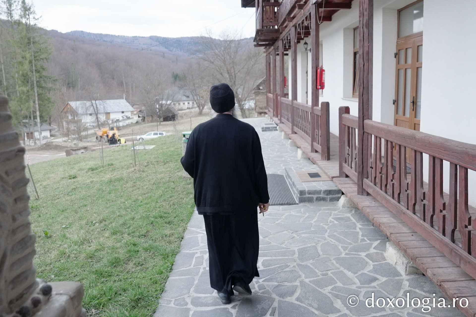 Corporatist în slujba pelerinilor: Părintele Melchisedec, arhondarul Sihăstriei și... contabilul liniștii