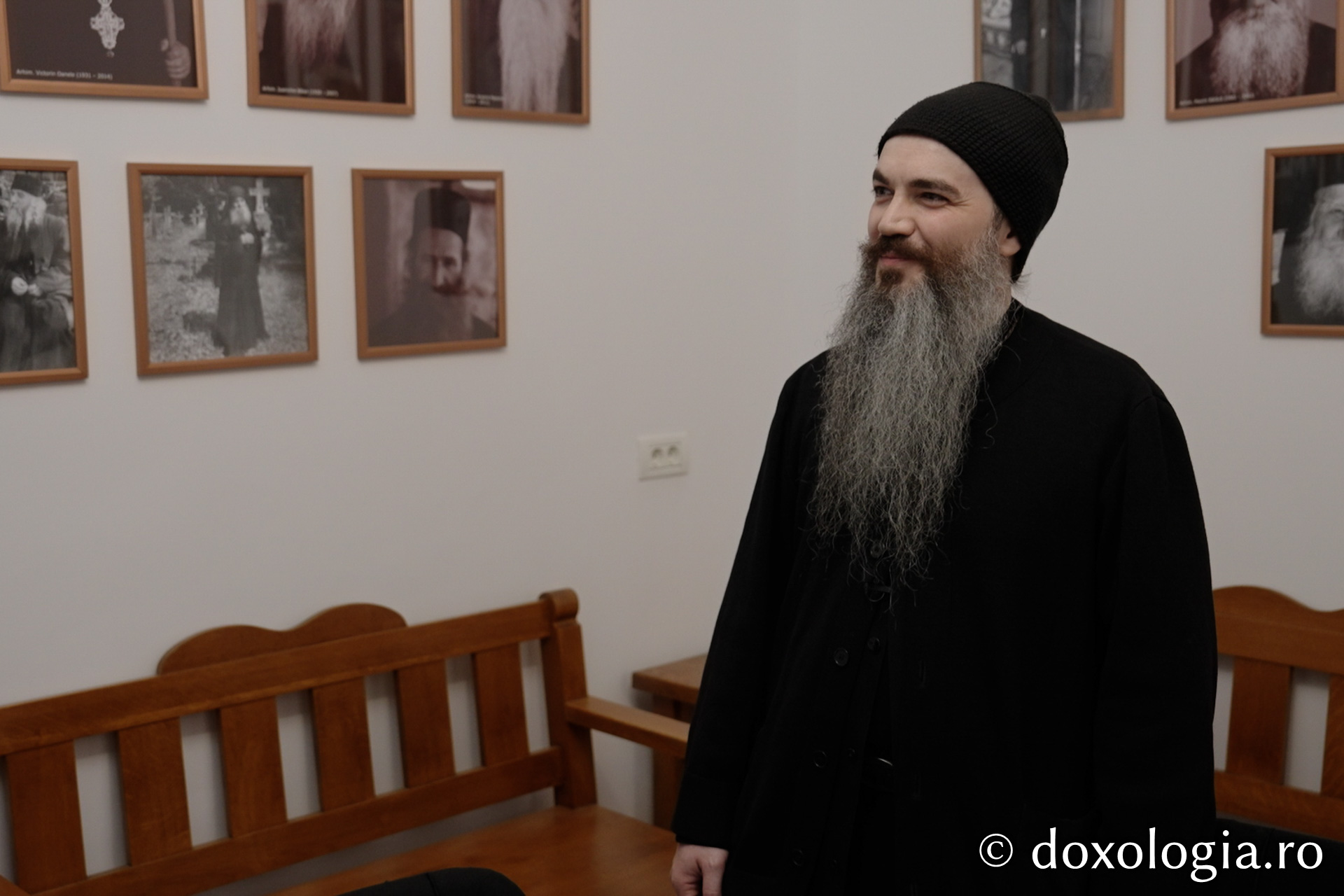 Corporatist în slujba pelerinilor: Părintele Melchisedec, arhondarul Sihăstriei și... contabilul liniștii