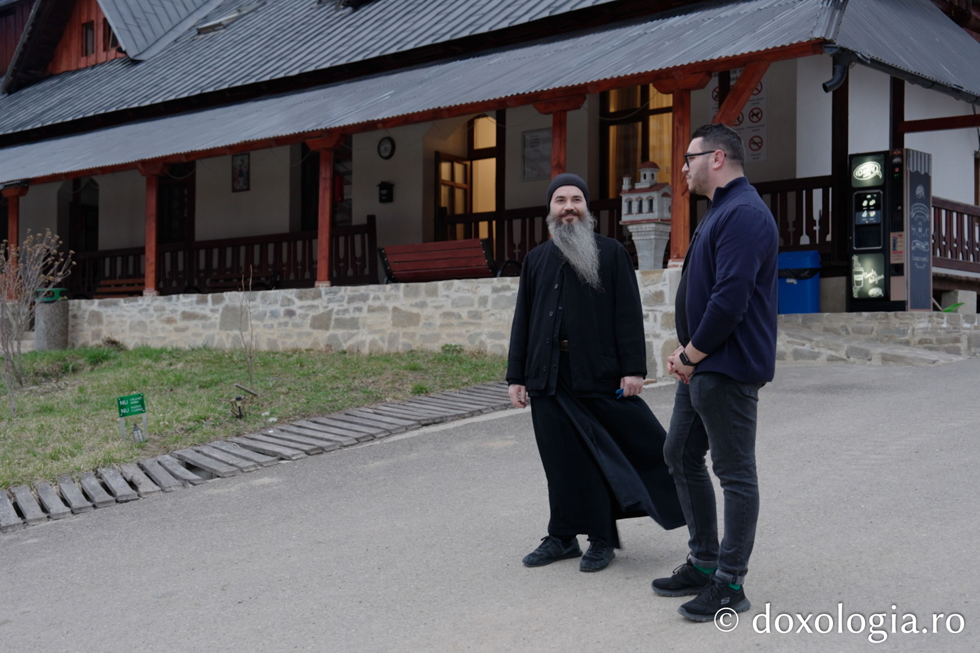 Corporatist în slujba pelerinilor: Părintele Melchisedec, arhondarul Sihăstriei și... contabilul liniștii