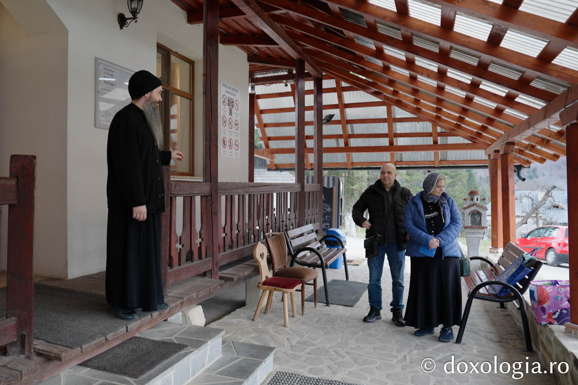 Corporatist în slujba pelerinilor: Părintele Melchisedec, arhondarul Sihăstriei și... contabilul liniștii