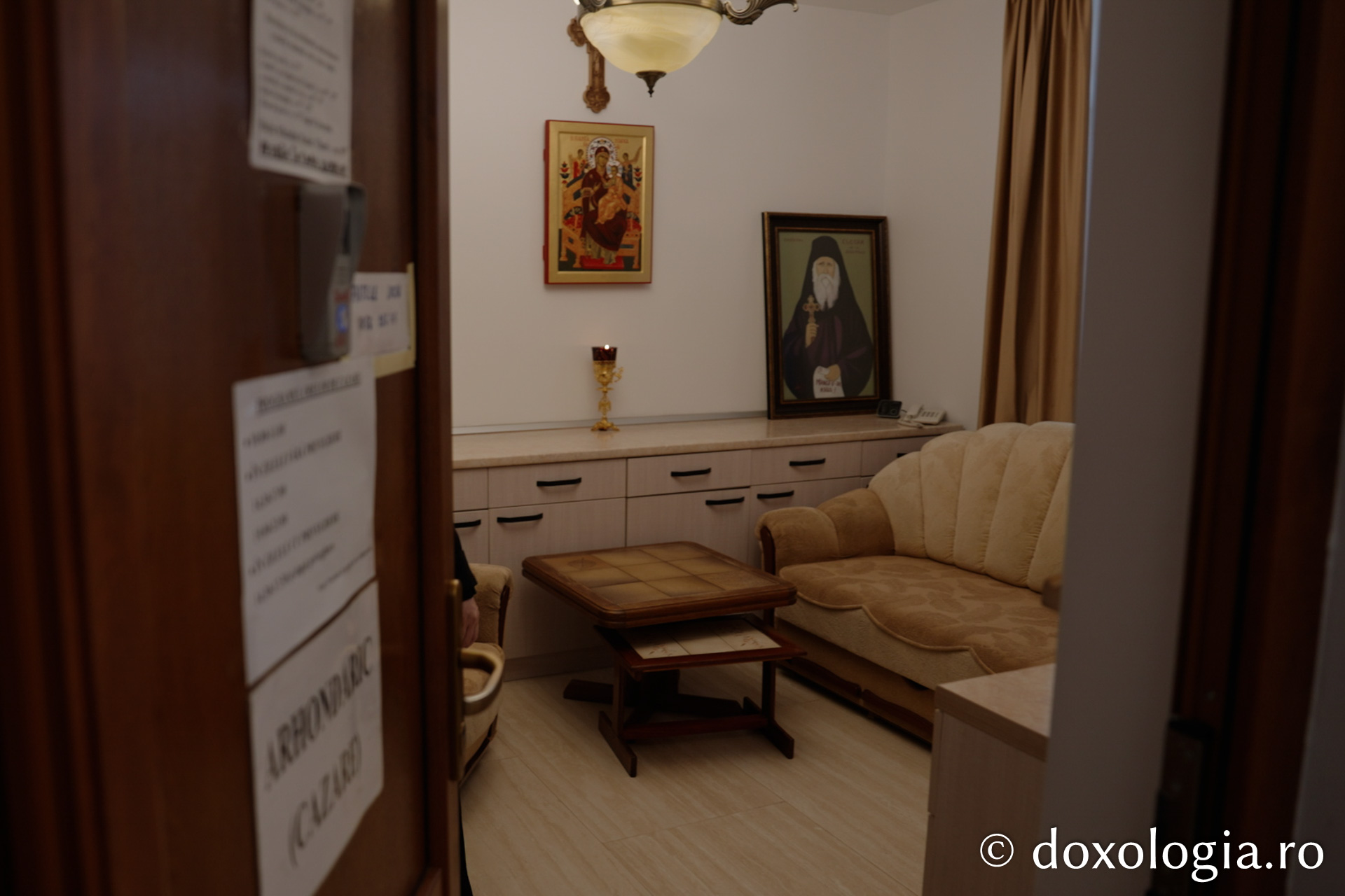 Corporatist în slujba pelerinilor: Părintele Melchisedec, arhondarul Sihăstriei și... contabilul liniștii