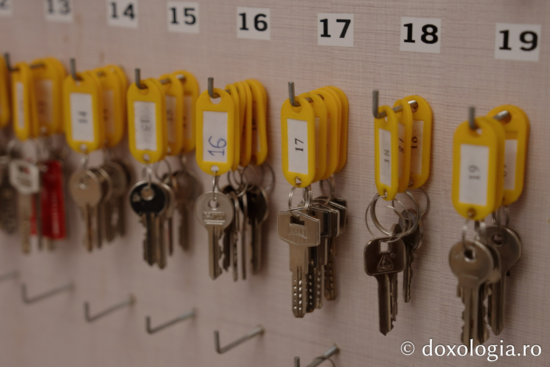 Corporatist în slujba pelerinilor: Părintele Melchisedec, arhondarul Sihăstriei și... contabilul liniștii