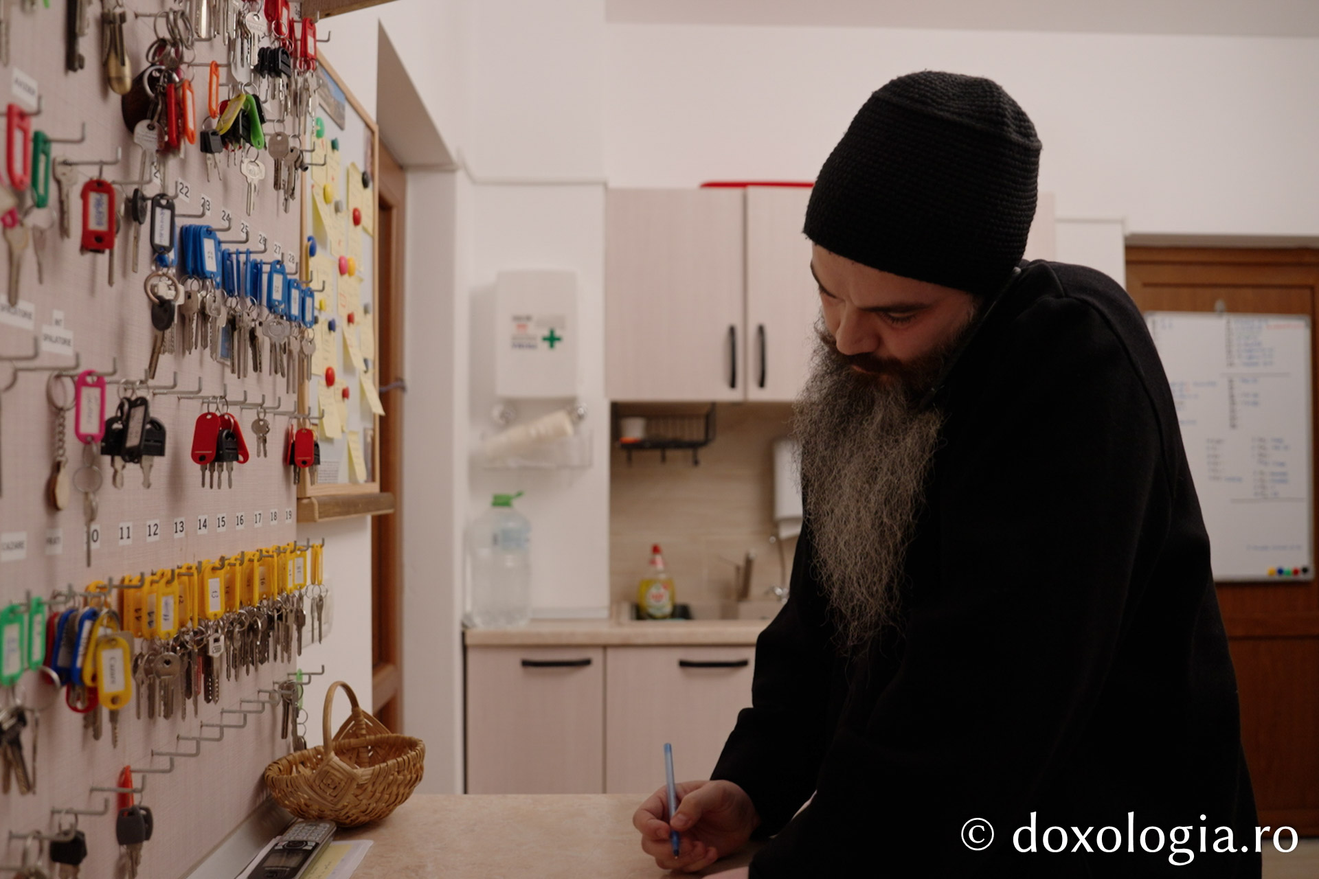 Corporatist în slujba pelerinilor: Părintele Melchisedec, arhondarul Sihăstriei și... contabilul liniștii