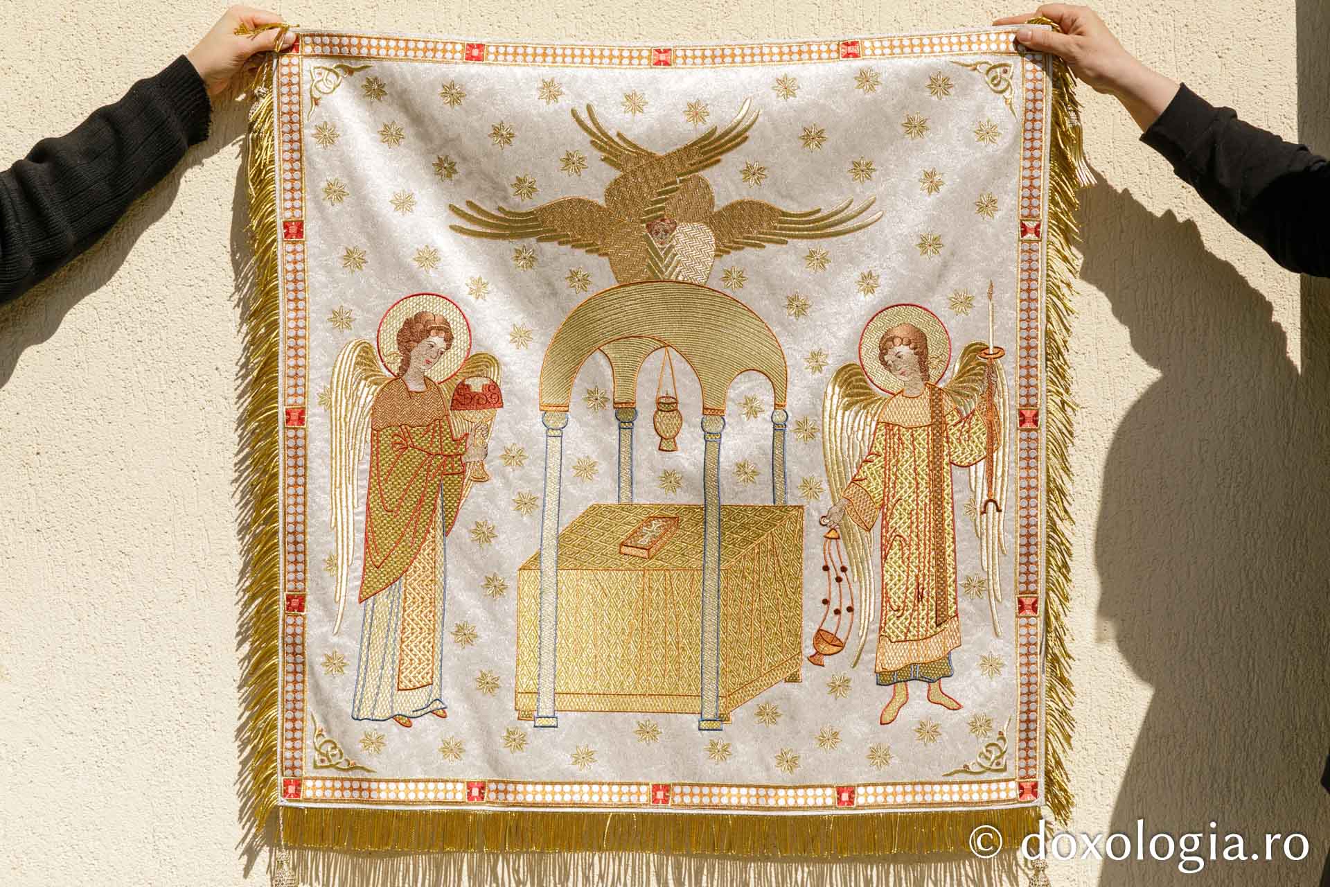 Liturghia îngerească într-un pocrovăț brodat la Mănăstirea Copou / Foto: pr. Silviu Cluci Liturghia îngerească într-un pocrovăț brodat la Mănăstirea Copou