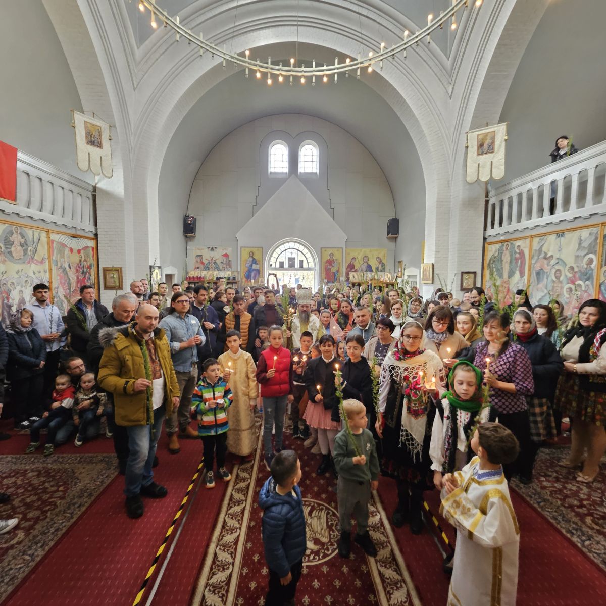 PS Macarie a slujit în sâmbăta și duminica Floriilor în Regatele Suediei și Danemarcei PS Macarie, alături de credincioșii români