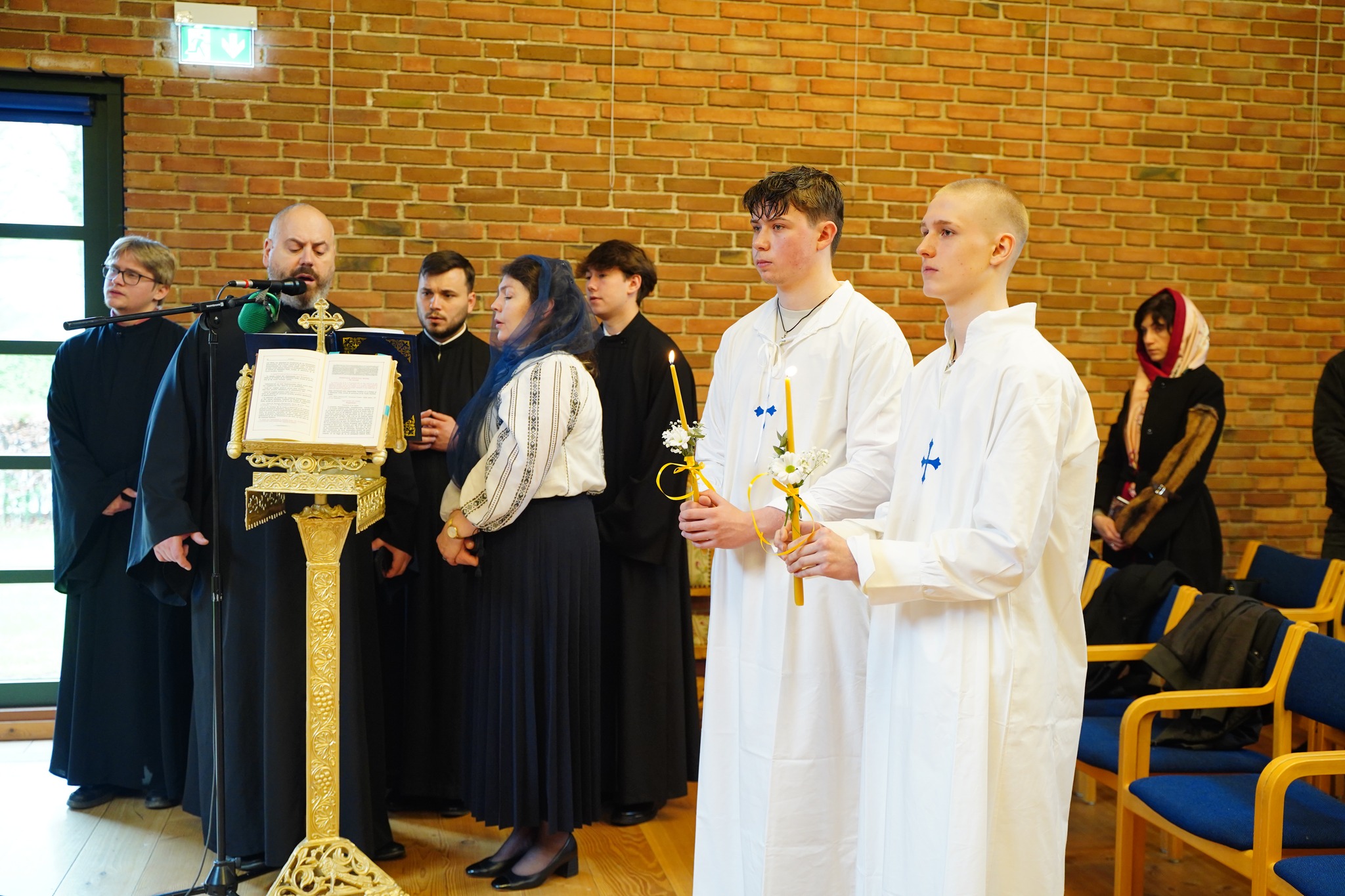Episcopul Macarie alături de doi tineri scandinavi